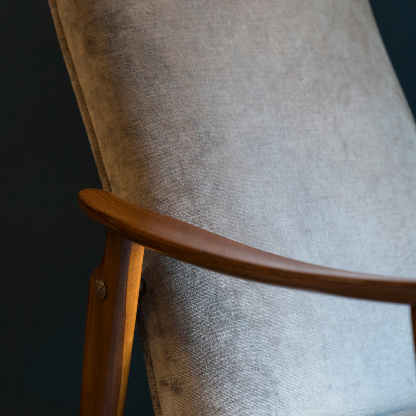 Poltrona Scandinava Anni ’50 in Teak – Design Vintage con Rivestimento Grigio
