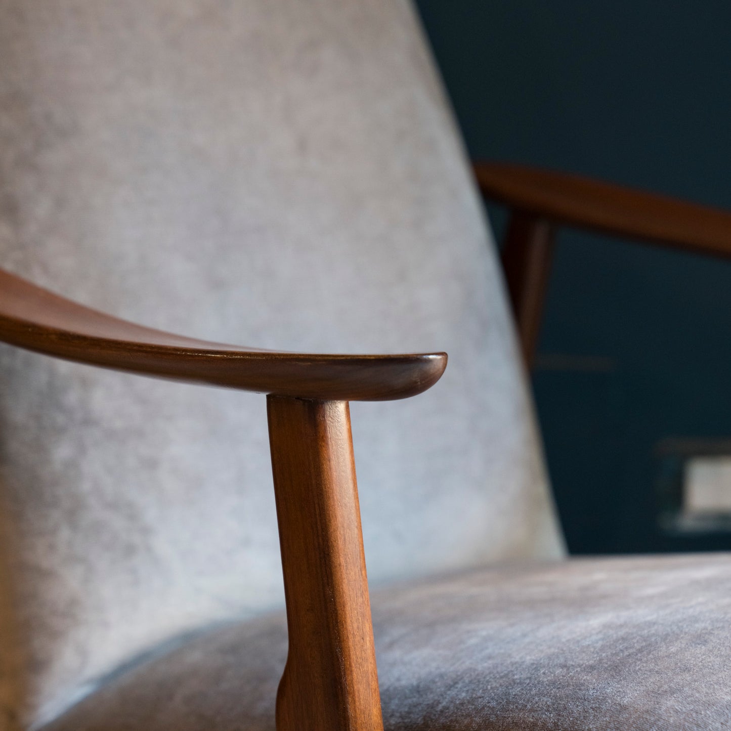 Poltrona Scandinava Anni ’50 in Teak – Design Vintage con Rivestimento Grigio