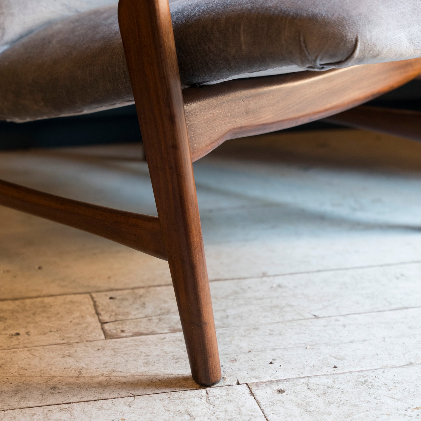 Poltrona Scandinava Anni ’50 in Teak – Design Vintage con Rivestimento Grigio