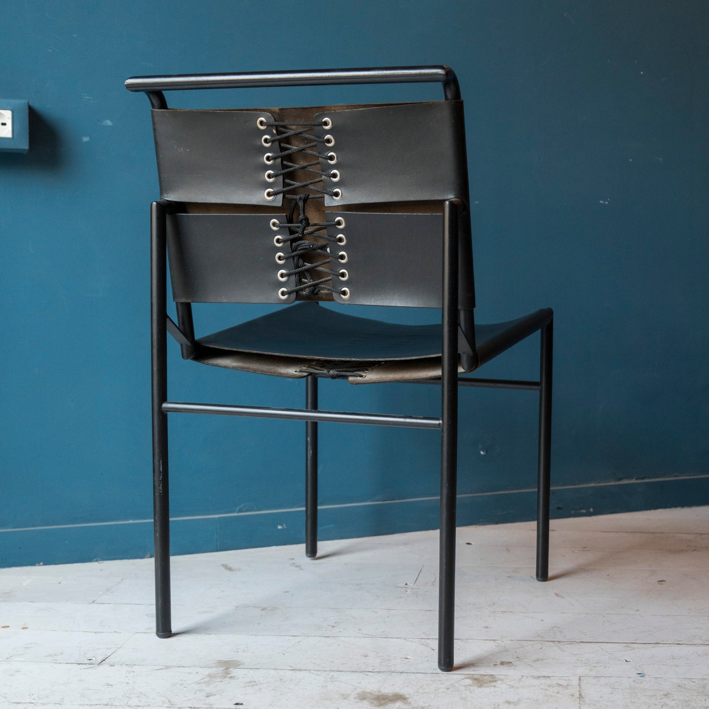 Sedia Vintage Stile Roquebrune di Eileen Gray – Design Iconico del 1927 in Pelle e Metallo