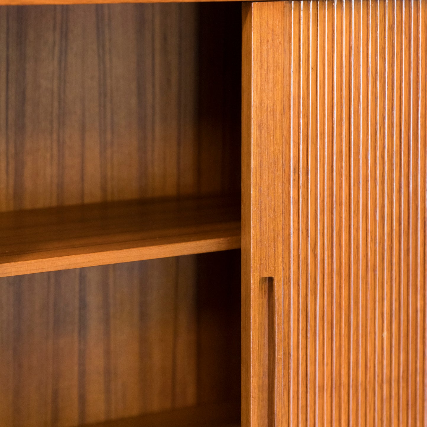 Highboard Scandinavo Anni '60 in Teak – Mobile Mid-Century Modern Elegante