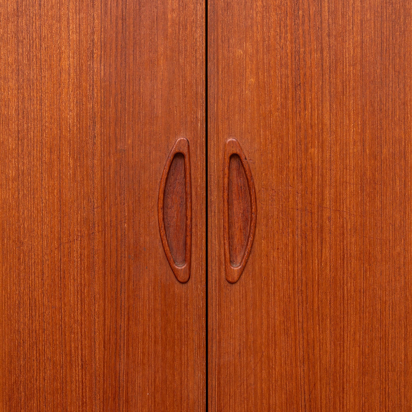 Dettaglio ante Highboard danese in legno di teak risalente agli anni '60. Mobile credenza con 4 ante, 3 cassetti esterni e 4 cassetti interni, di manifattura danese.