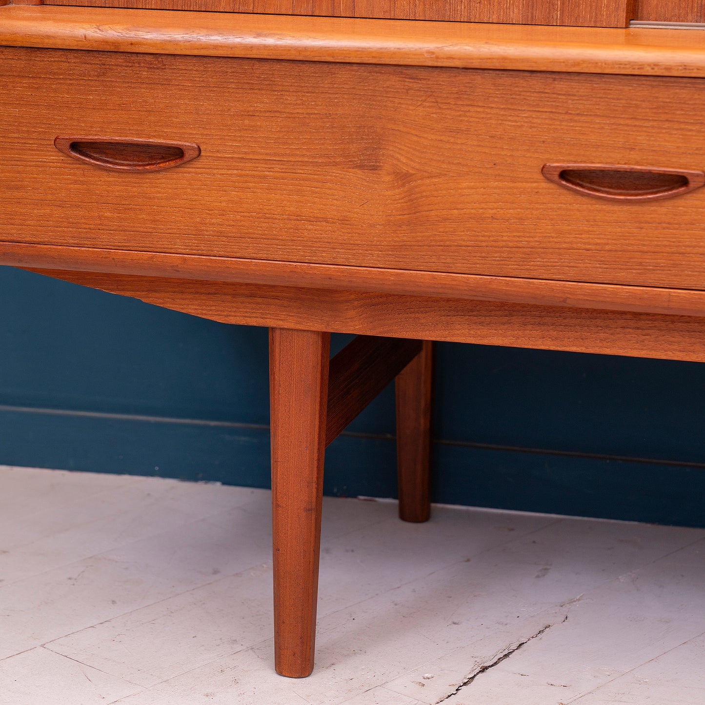 Dettaglio cassetto esterno Highboard danese in legno di teak risalente agli anni '60. Mobile credenza con 4 ante, 3 cassetti esterni e 4 cassetti interni, di manifattura danese.