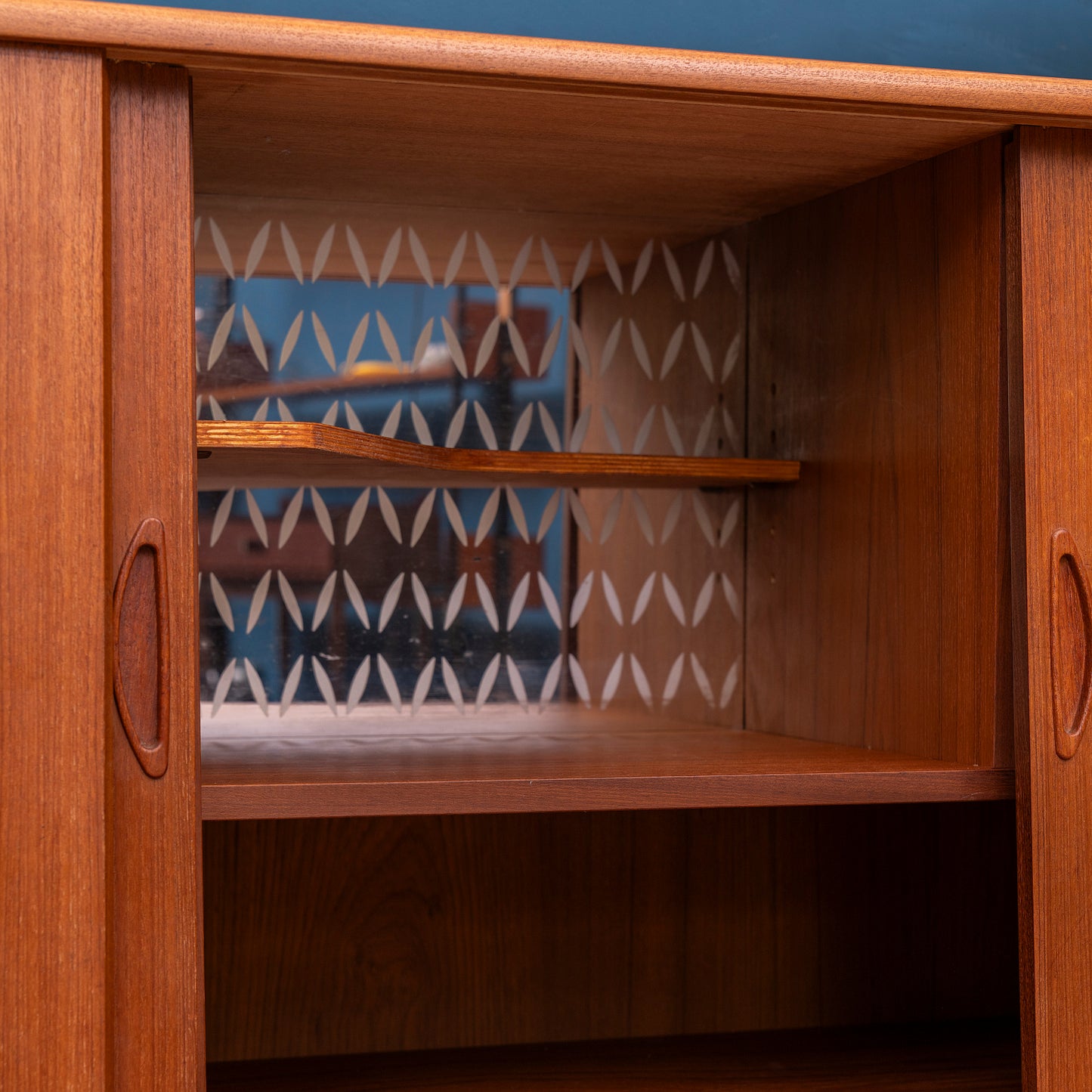 Dettaglio mensolina interna Highboard danese in legno di teak risalente agli anni '60. Mobile credenza con 4 ante, 3 cassetti esterni e 4 cassetti interni, di manifattura danese.
