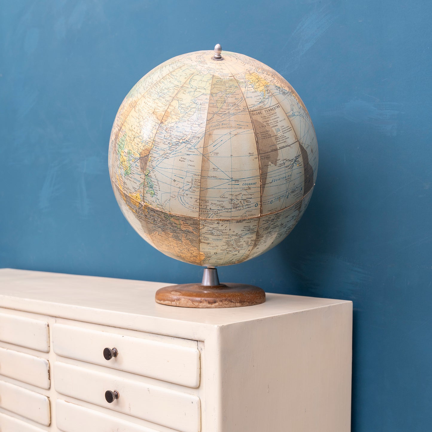 Mobile da dentista, tedesco, laccato bianco risalente agli anni 40 Cassettiera con 15 cassetti e 3 ante di manifattura tedesca.