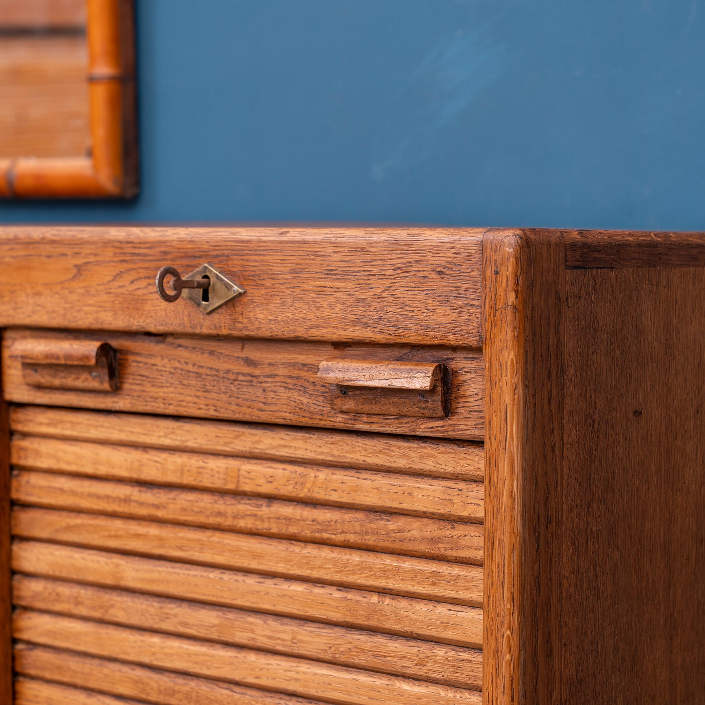 Particolare serratura Mobile da archivio francese con 2 serrandine in legno di rovere - anni '30