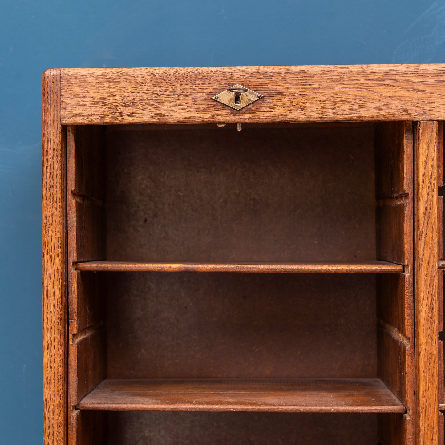Particolare scaffalatura interna Mobile da archivio francese con 2 serrandine in legno di rovere - anni '30