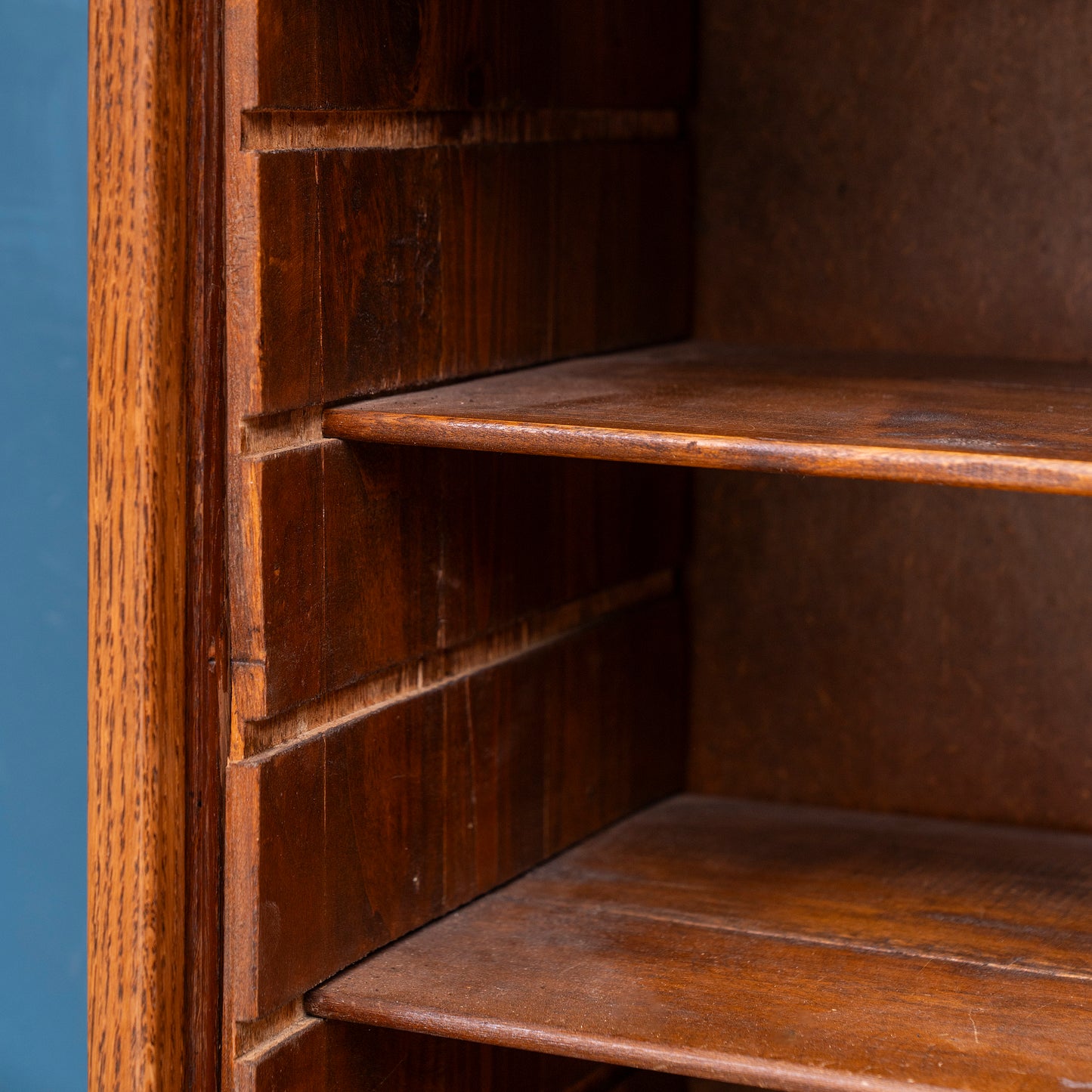 Particolare scaffalatura interna Mobile da archivio francese con 2 serrandine in legno di rovere - anni '30