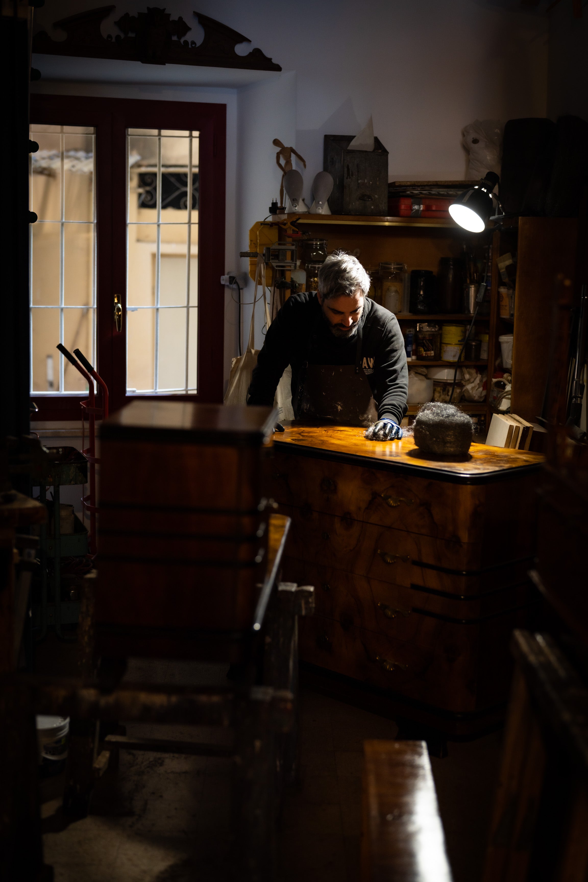 Alessandro Esposito restauratore di mobili antichi, moderni, di modernariato e opere d'arte, nel suo negozio Alessandro Esposito - restauro vendita mobili in Via Goffredo Mameli 60 a Roma in zona Trastevere.