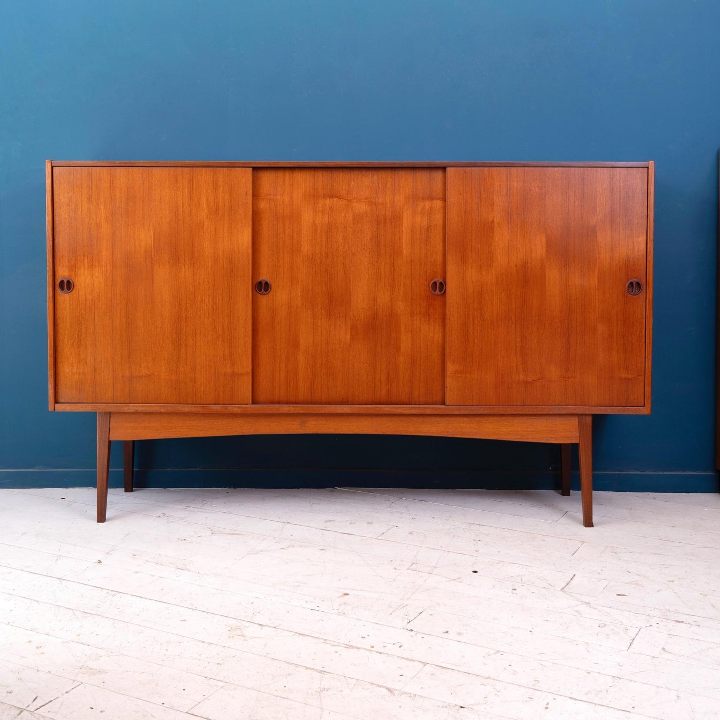 Highboard danese in legno di teak risalente agli anni '60. Mobile credenza con 3 ante e due cassetti interni, di manifattura danese.