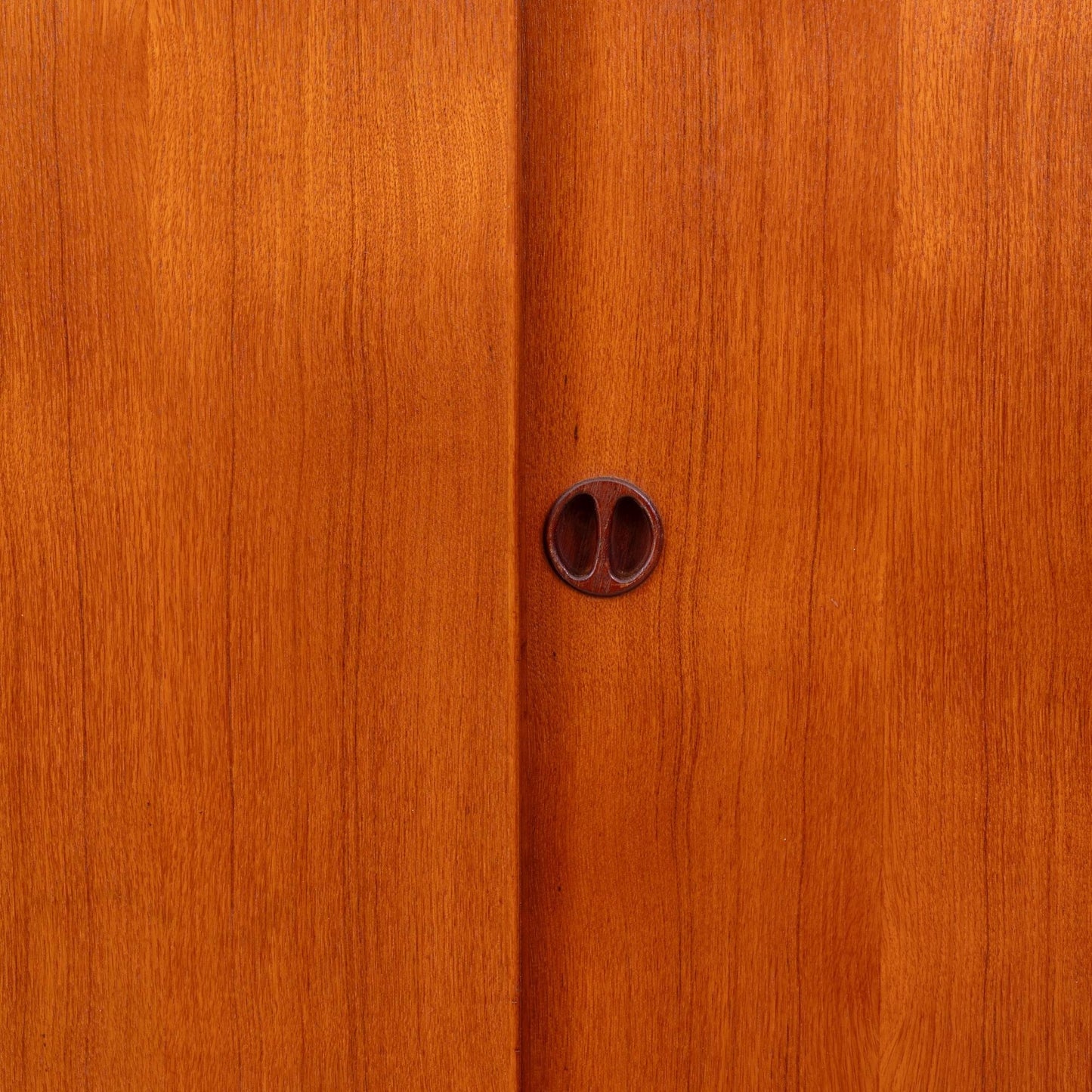 Dettaglio anta Highboard danese in legno di teak risalente agli anni '60. Mobile credenza con 3 ante e due cassetti interni, di manifattura danese.