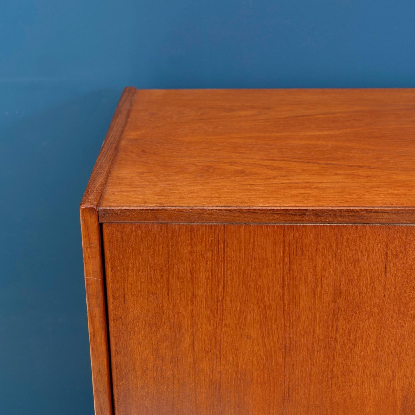 Dettaglio angolo Highboard danese in legno di teak risalente agli anni '60. Mobile credenza con 3 ante e due cassetti interni, di manifattura danese.