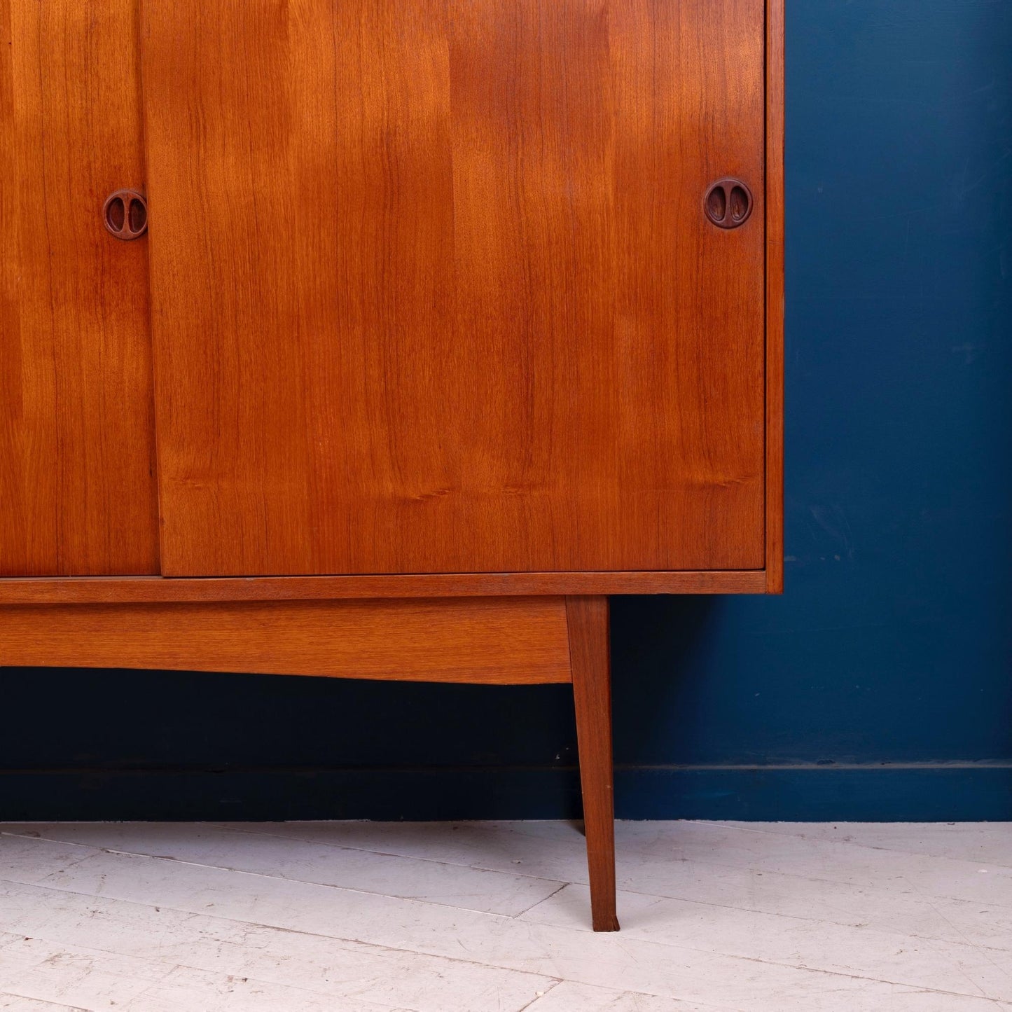 Dettaglio base Highboard danese in legno di teak risalente agli anni '60. Mobile credenza con 3 ante e due cassetti interni, di manifattura danese.