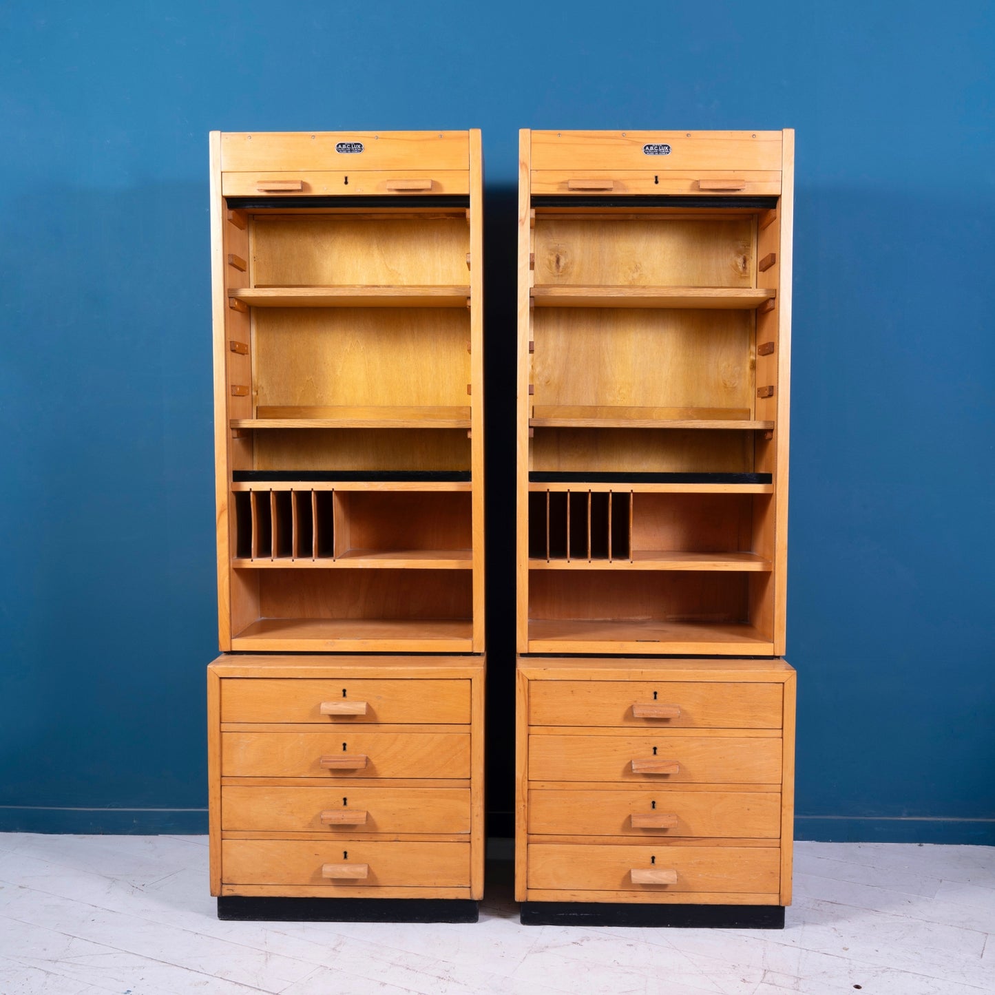 Interno Coppia di mobili da ufficio a serrandina in legno di faggio con 4 cassetti della marca A.B.C. LUX, risalente agli anni '50.