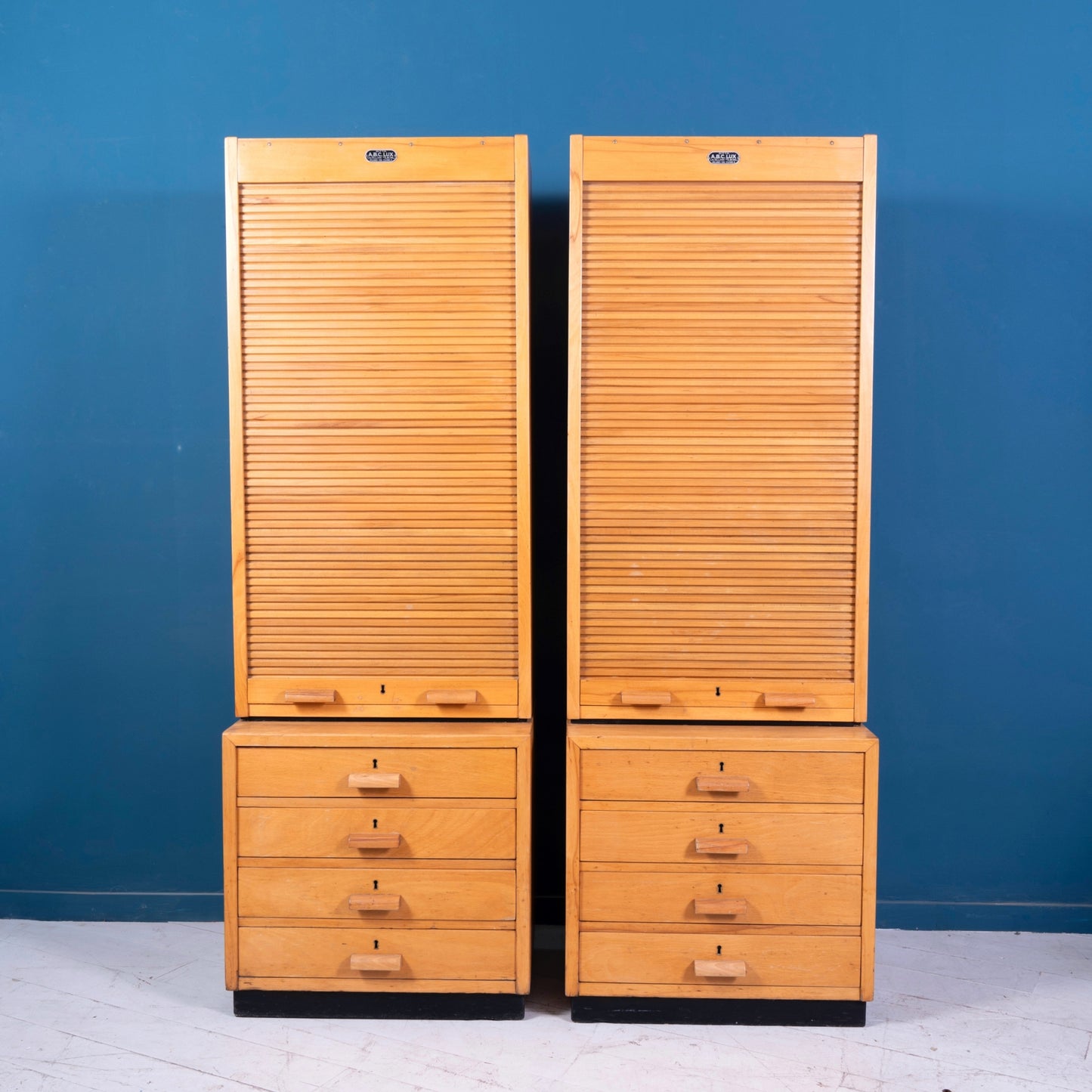 Coppia di mobili da ufficio a serrandina in legno di faggio con 4 cassetti della marca A.B.C. LUX, risalente agli anni '50.