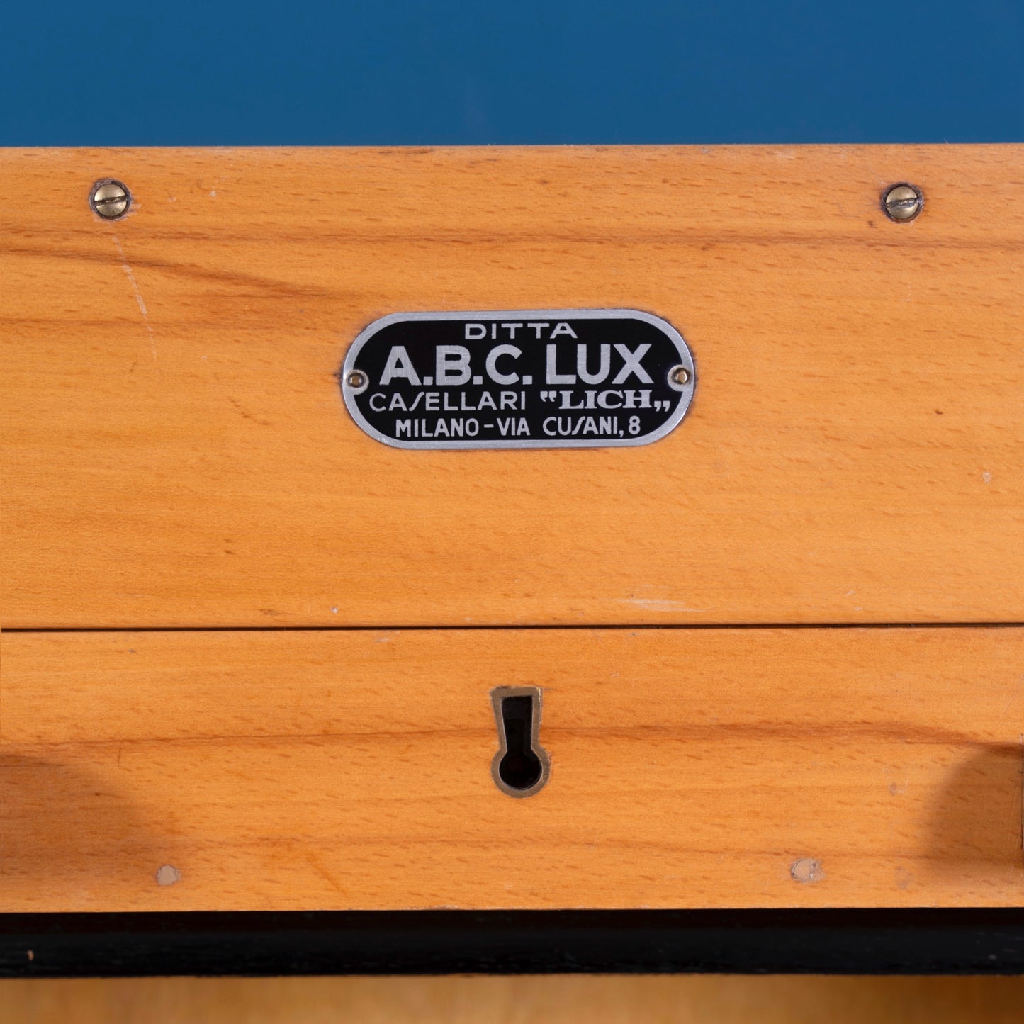 Dettaglio targhetta Coppia di mobili da ufficio a serrandina in legno di faggio con 4 cassetti della marca A.B.C. LUX, risalente agli anni '50.