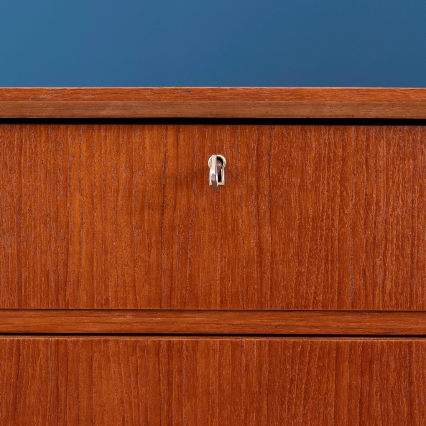 Dettaglio serratura cassettoi della Cassettiera danese in legno di Teak con sei cassetti, risalente agli anni '60.
