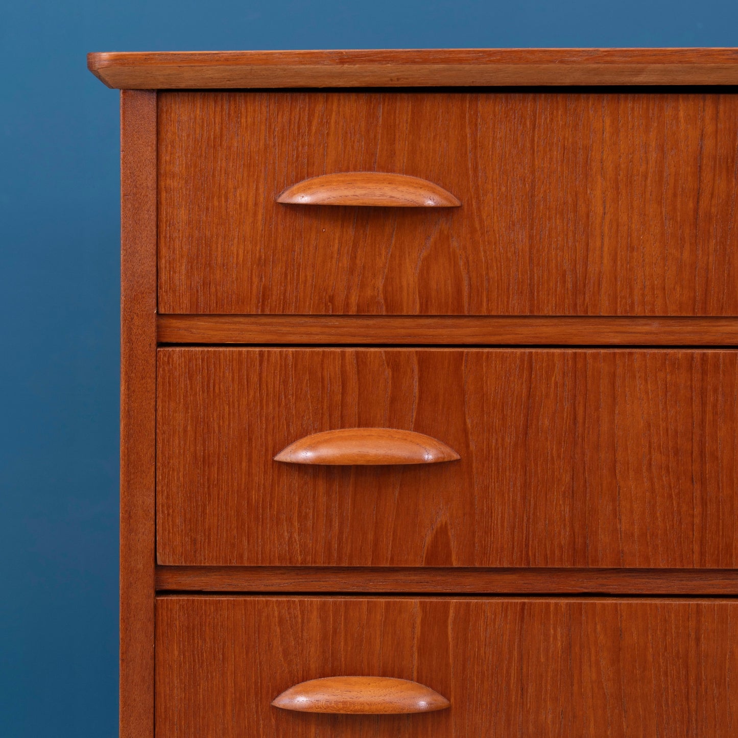 Dettaglio maniglia e cassetti della Cassettiera danese in legno di Teak con sei cassetti, risalente agli anni '60.