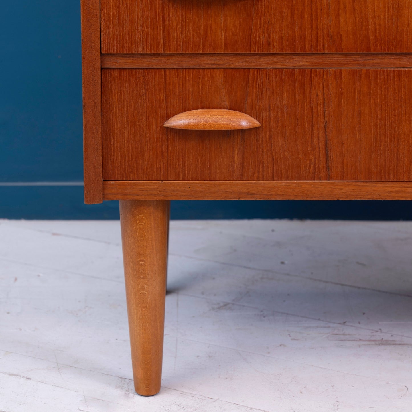 Dettaglio gamba, maniglia e cassetti della Cassettiera danese in legno di Teak con sei cassetti, risalente agli anni '60.
