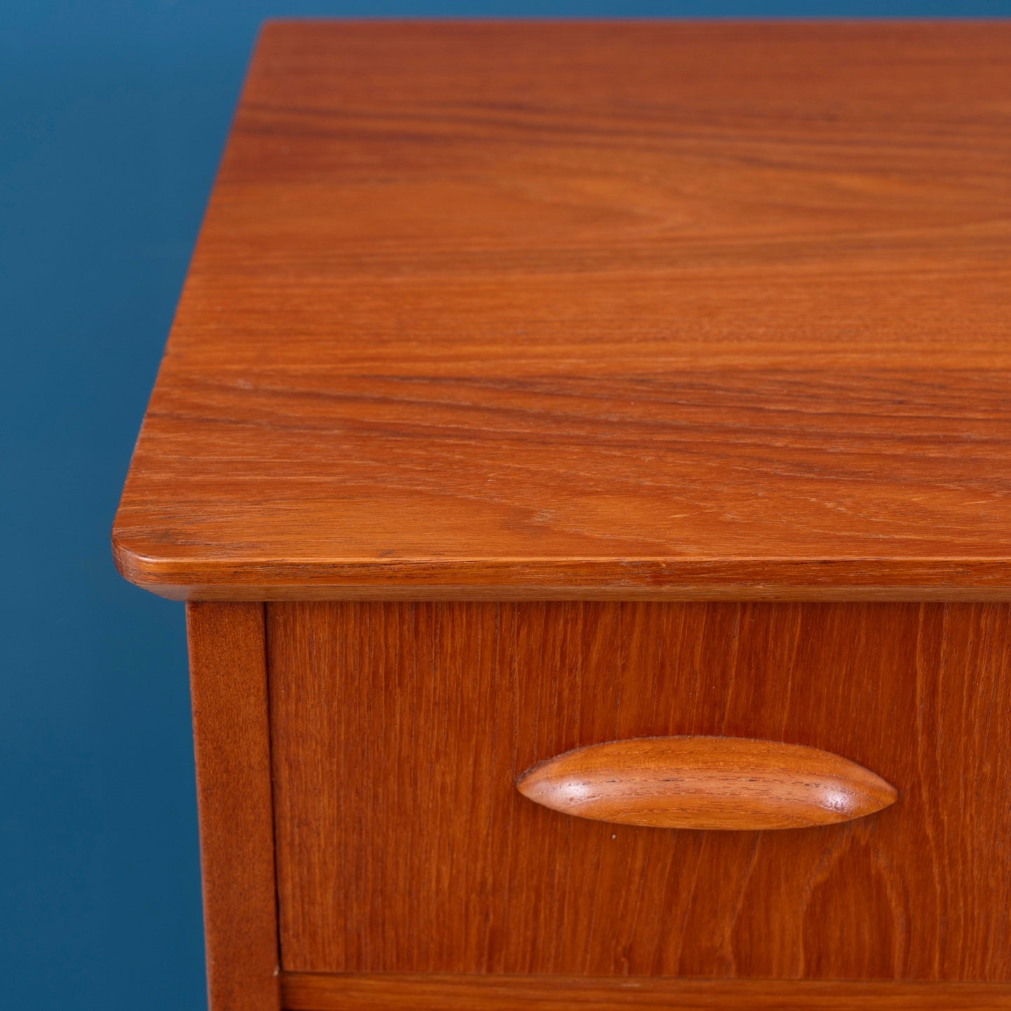 Dettaglio piano della Cassettiera danese in legno di Teak con sei cassetti, risalente agli anni '60.