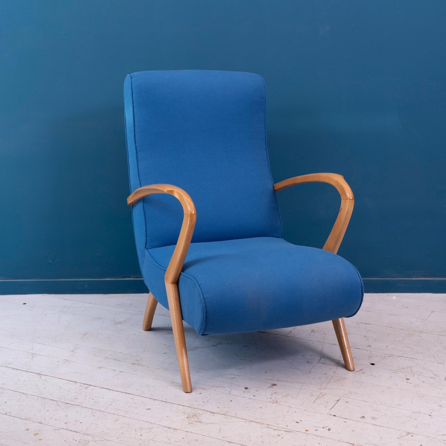 Poltrona con struttura in legno di faggio e seduta in tessuto di cotone blu, risalente agli anni '50.