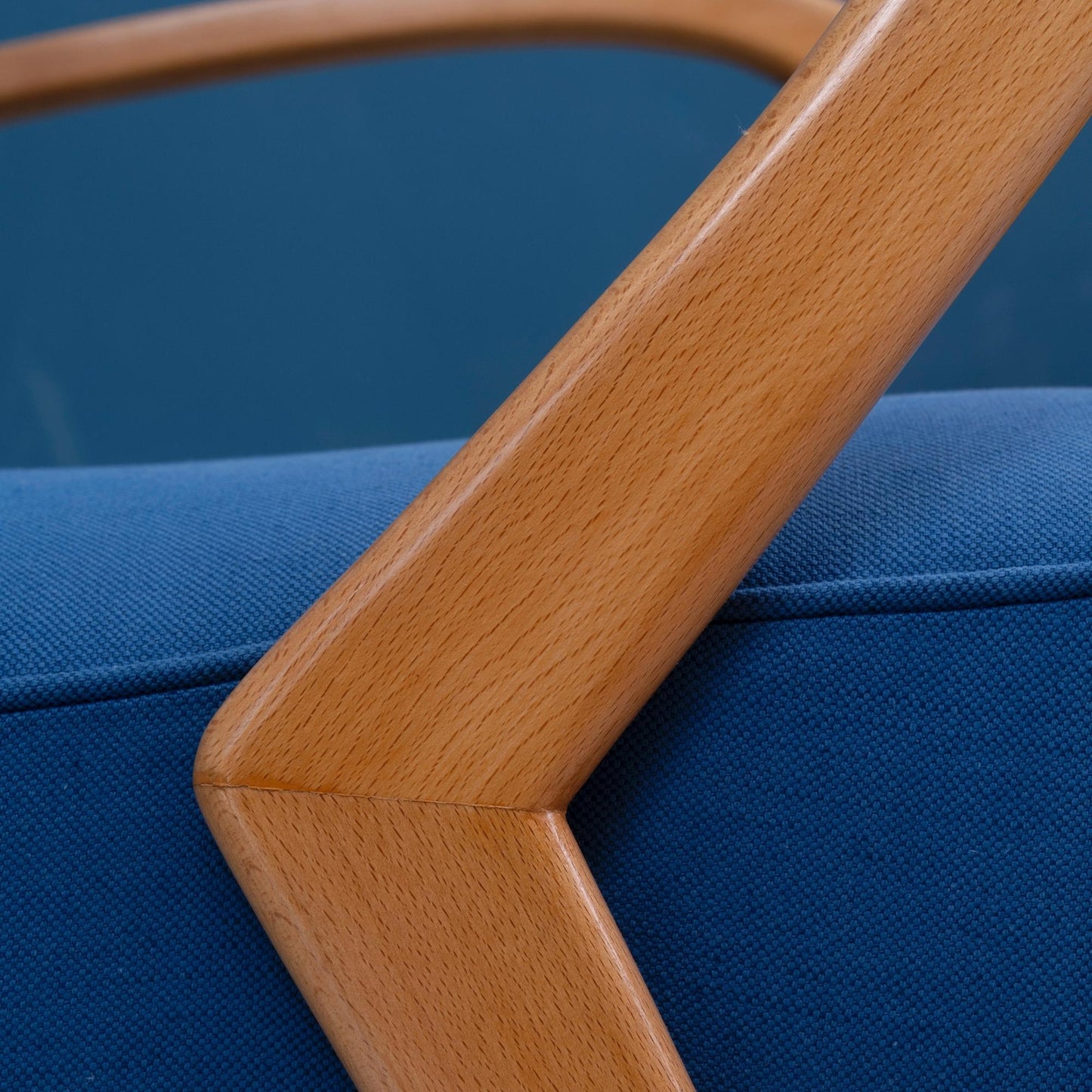 Dettaglio bracciolo Poltrona con struttura in legno di faggio e seduta in tessuto di cotone blu, risalente agli anni '50.
