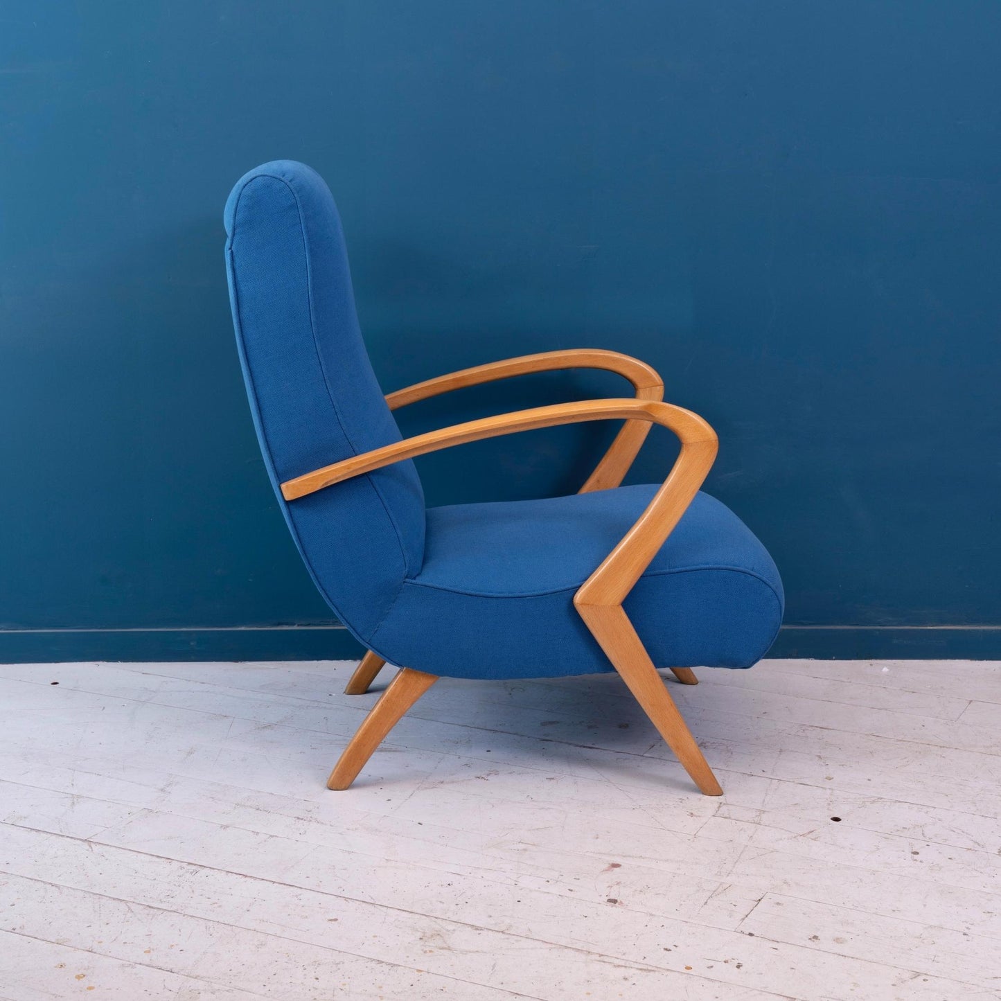 Fianco Poltrona con struttura in legno di faggio e seduta in tessuto di cotone blu, risalente agli anni '50.