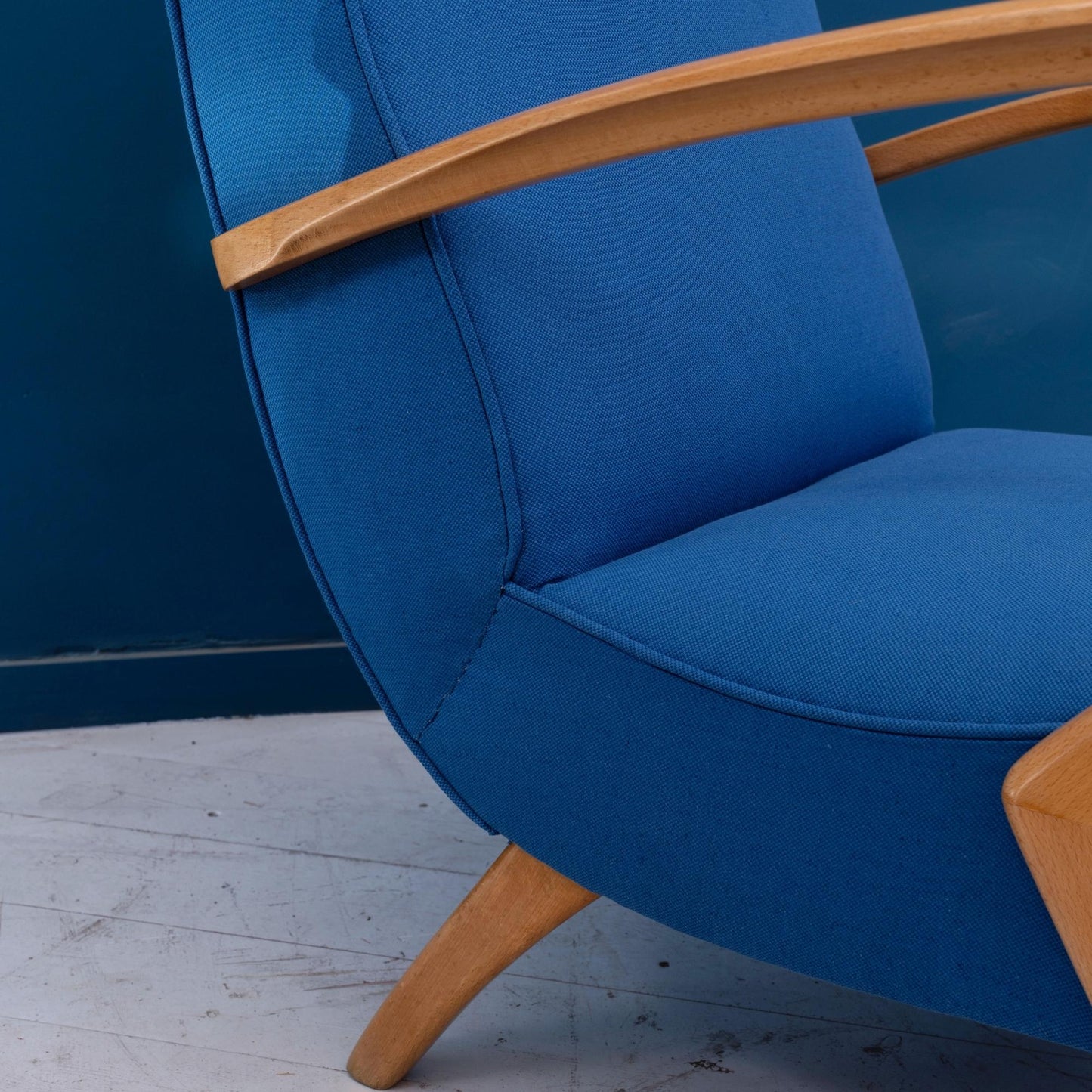 Dettaglio fianco Poltrona con struttura in legno di faggio e seduta in tessuto di cotone blu, risalente agli anni '50.