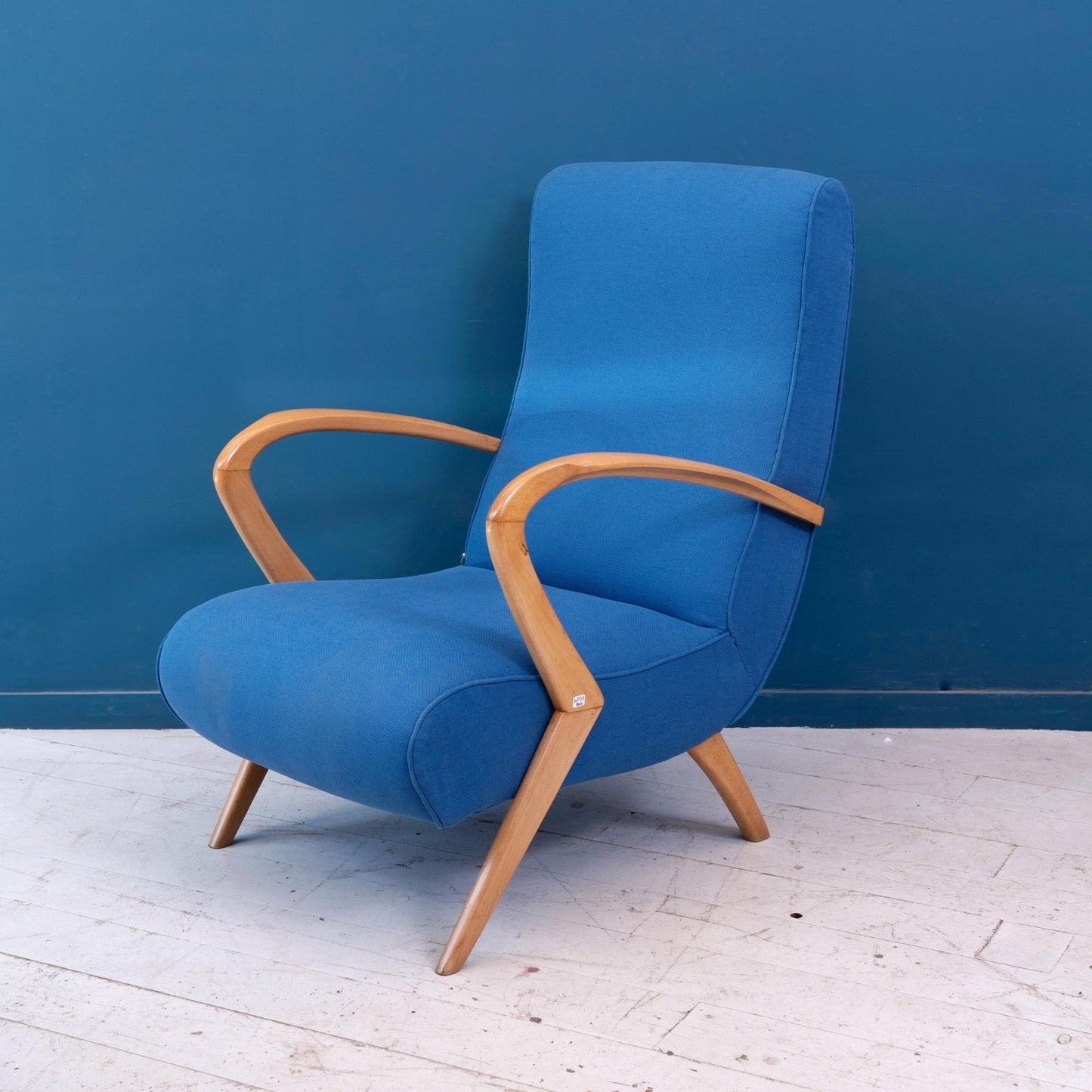 Fianco Poltrona con struttura in legno di faggio e seduta in tessuto di cotone blu, risalente agli anni '50.