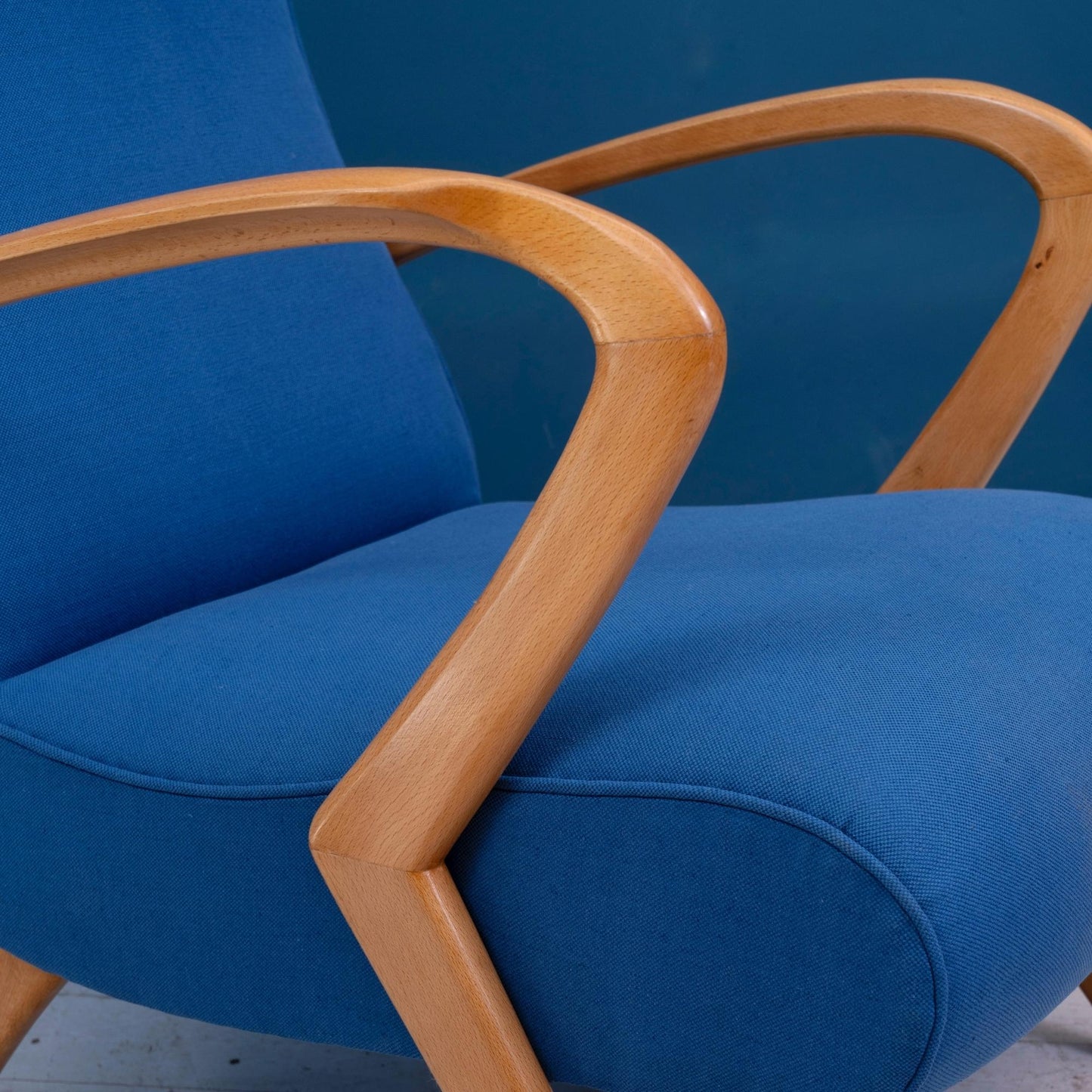 Dettaglio braccioli Poltrona con struttura in legno di faggio e seduta in tessuto di cotone blu, risalente agli anni '50.