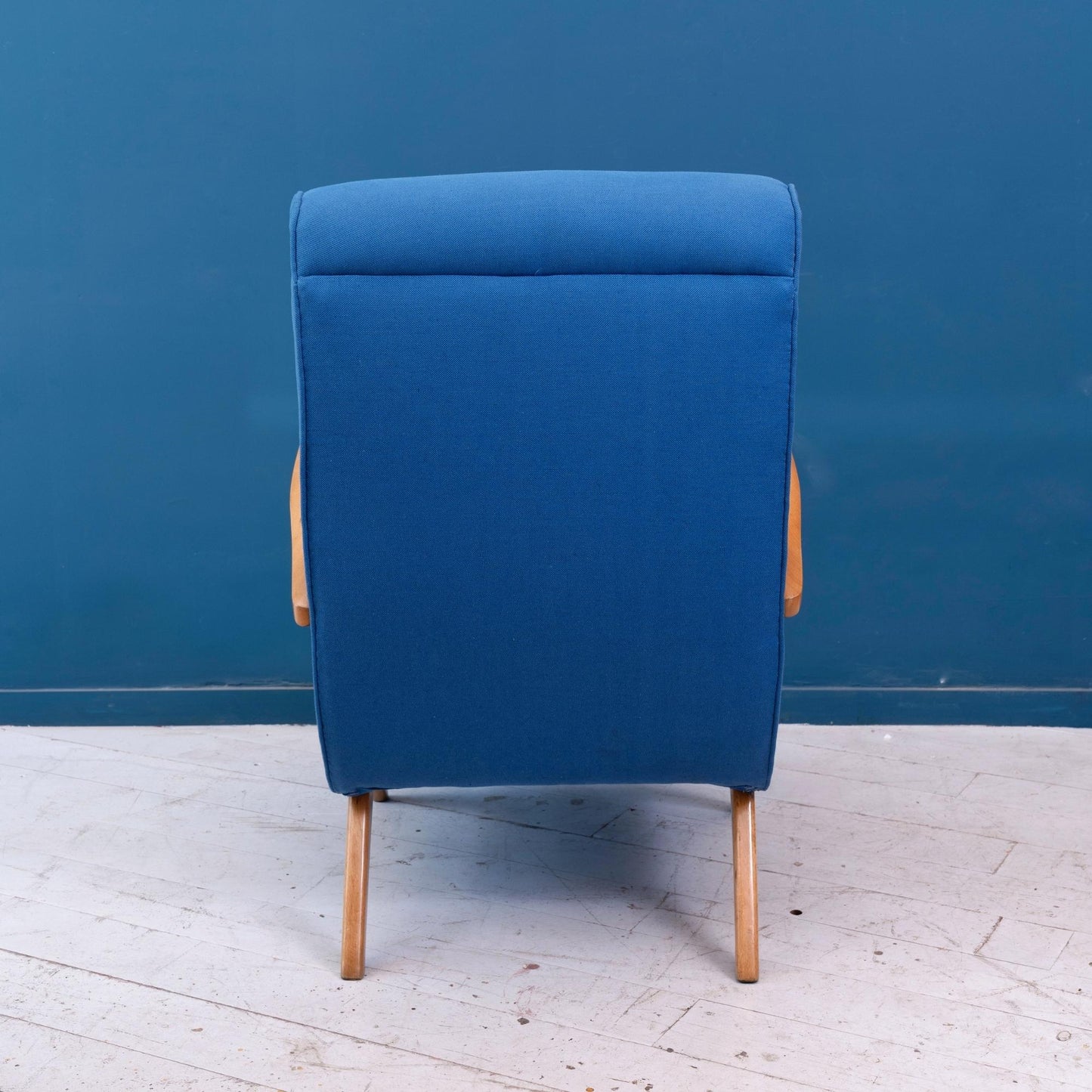 Retro Poltrona con struttura in legno di faggio e seduta in tessuto di cotone blu, risalente agli anni '50.