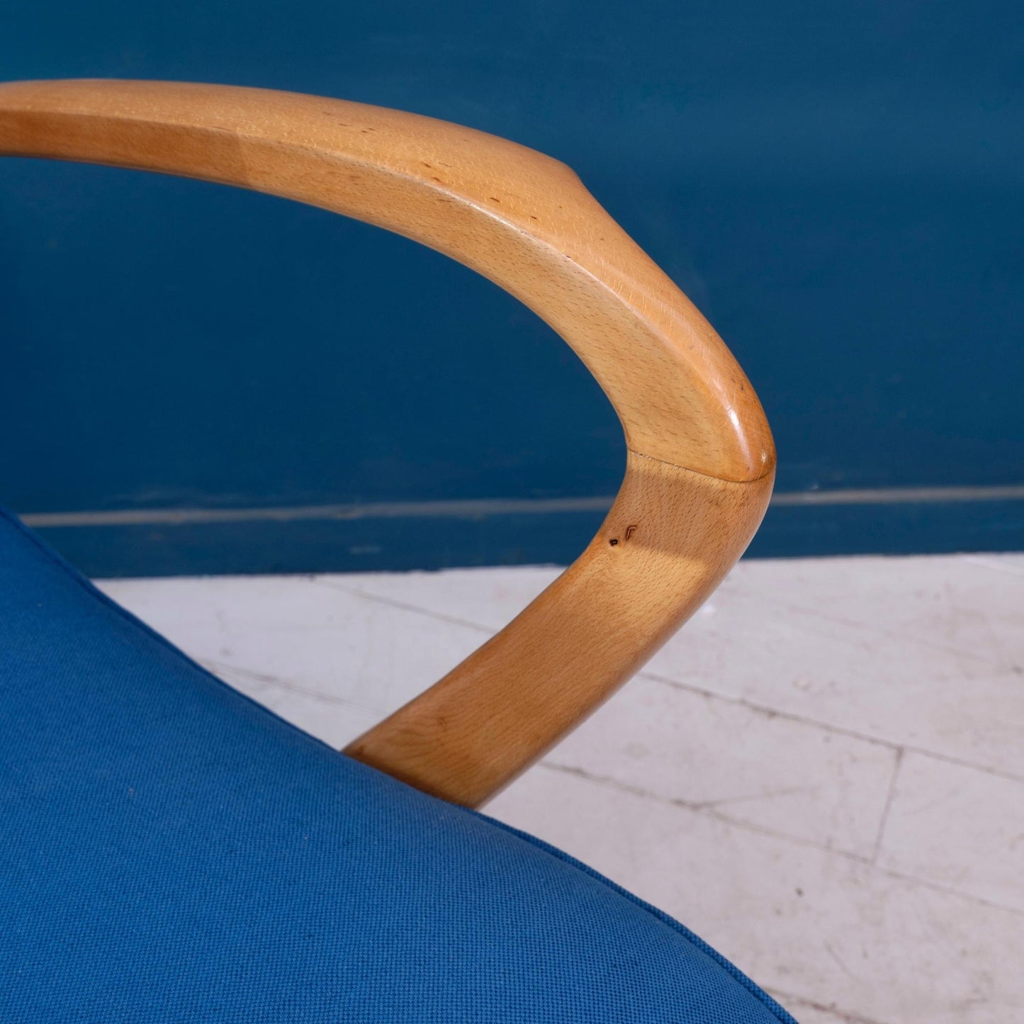 Dettaglio bracciolo Poltrona con struttura in legno di faggio e seduta in tessuto di cotone blu, risalente agli anni '50.