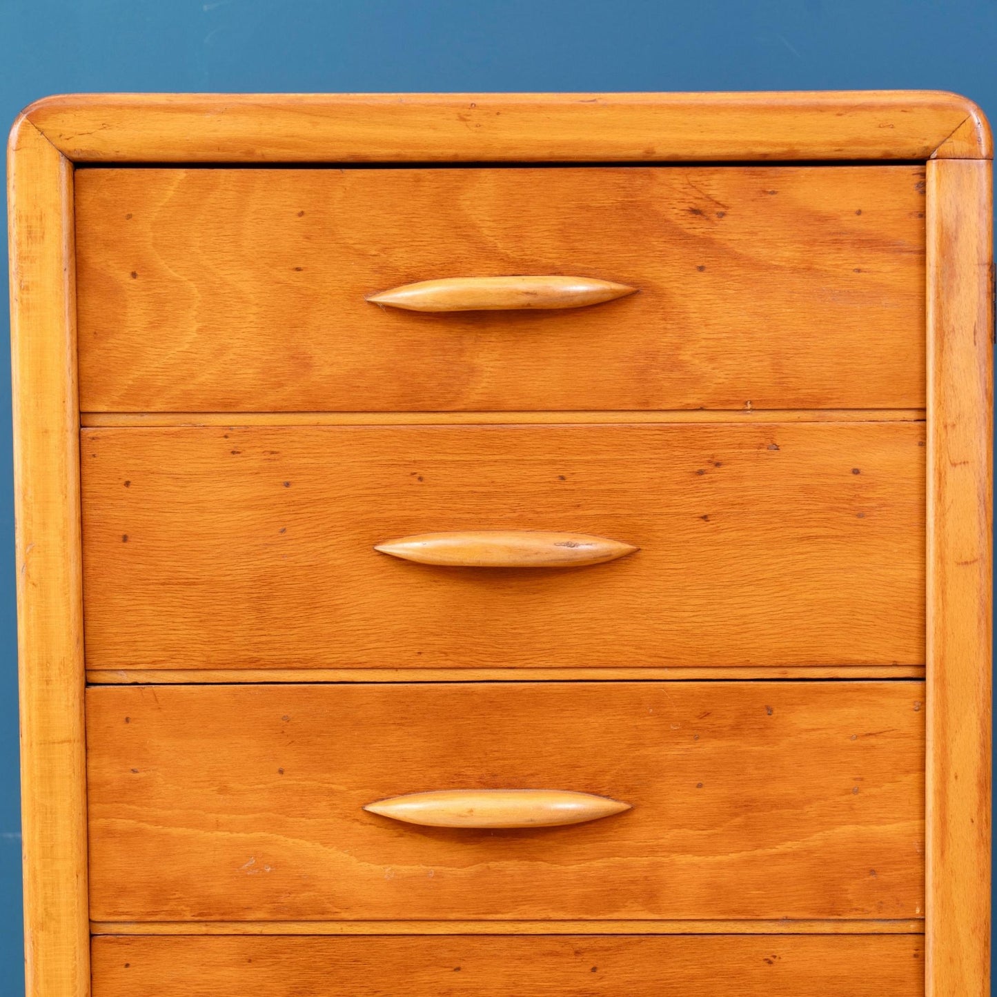 Dettaglio frontale cassetti Schedario da ufficio in legno di faggio con chiave a battente verticale con 8 cassetti, risalente agli anni '50.
