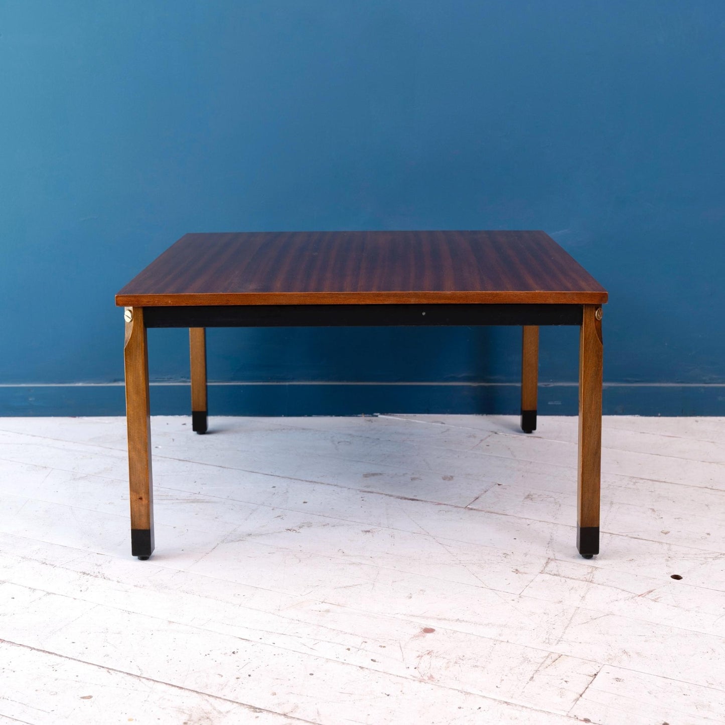 Tavolino da caffè quadrato vintage in legno di teak, prodotto in Italia e risalente agli anni '60.