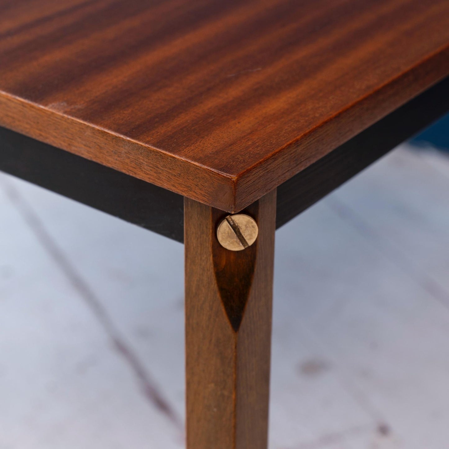 Dettaglio angolo Tavolino da caffè quadrato vintage in legno di teak, prodotto in Italia e risalente agli anni '60.