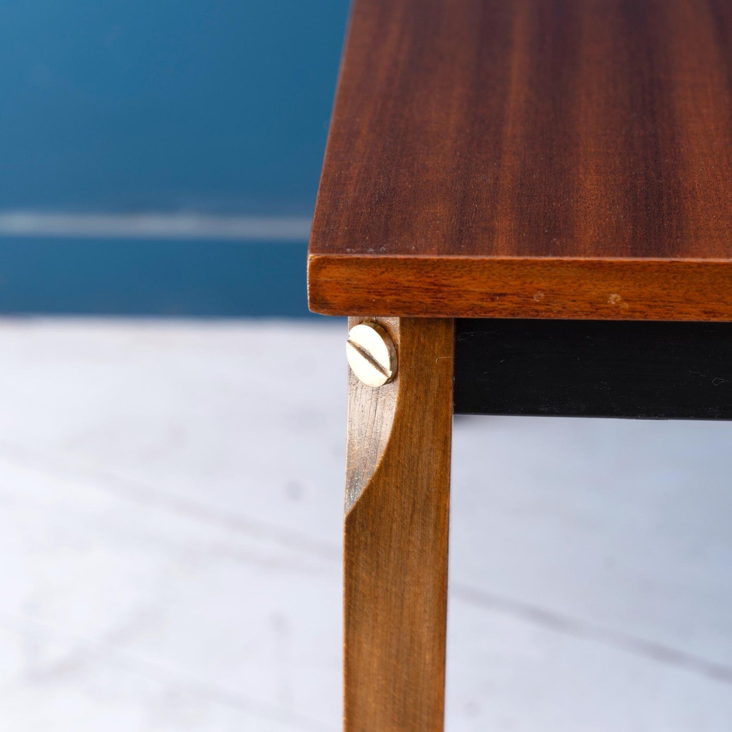 Dettaglio angolo Tavolino da caffè quadrato vintage in legno di teak, prodotto in Italia e risalente agli anni '60.