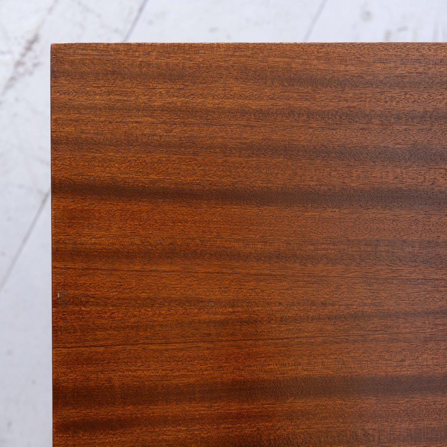 Dettaglio piano Tavolino da caffè quadrato vintage in legno di teak, prodotto in Italia e risalente agli anni '60.