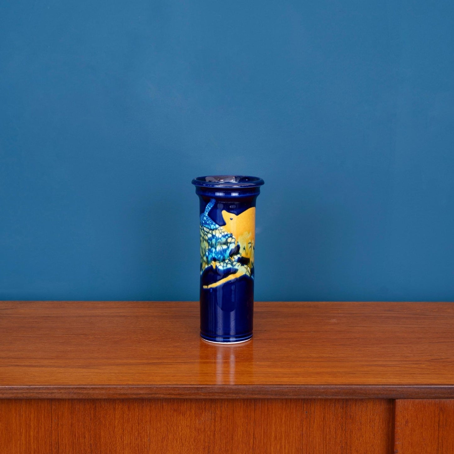 Vaso in ceramica smaltato blu con decoro astratto giallo e verde, tipico del '900.