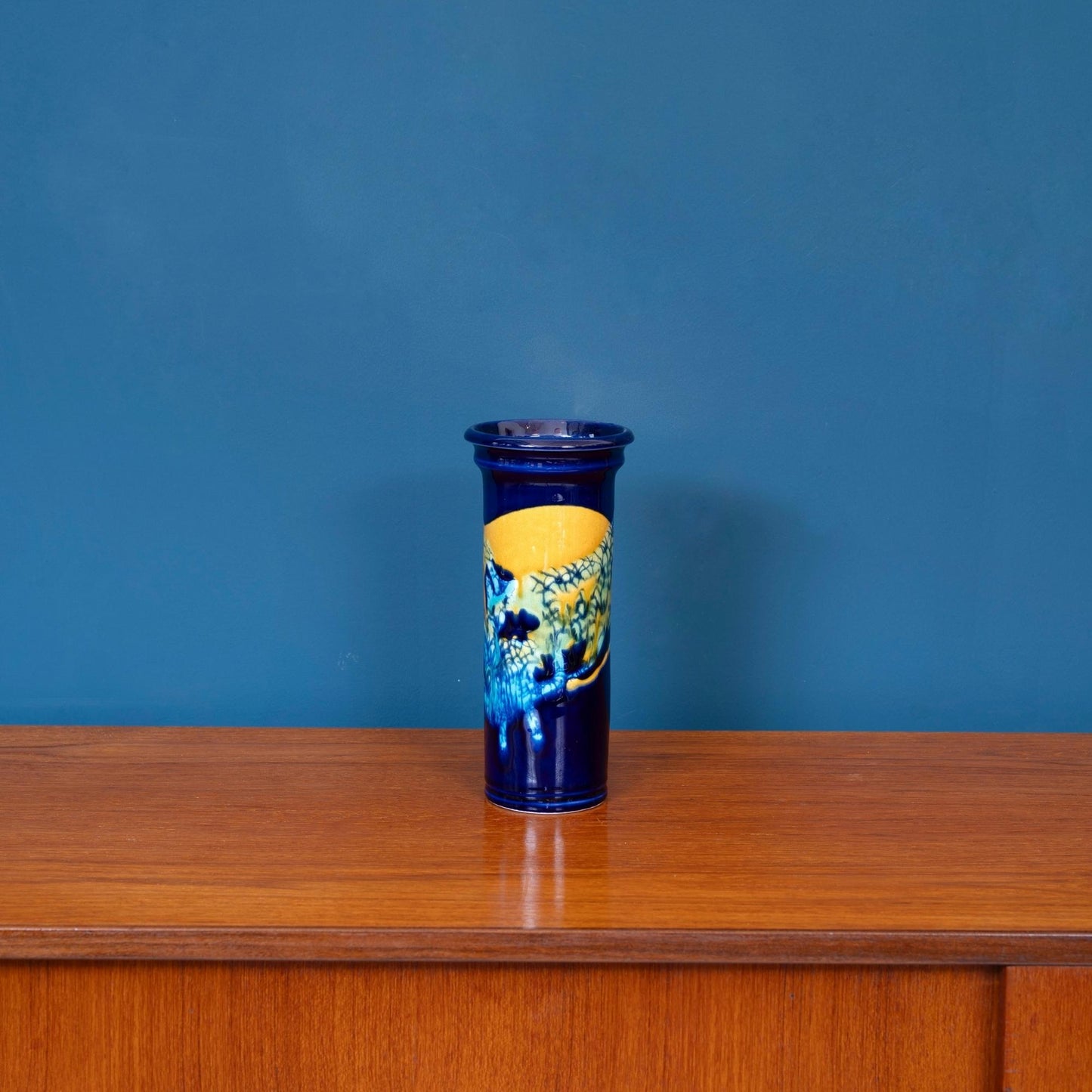 Vaso in ceramica smaltato blu con decoro astratto giallo e verde, tipico del '900.