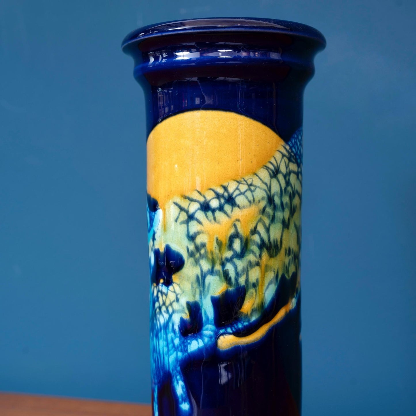 Dettaglio decoro Vaso in ceramica smaltato blu con decoro astratto giallo e verde, tipico del '900.
