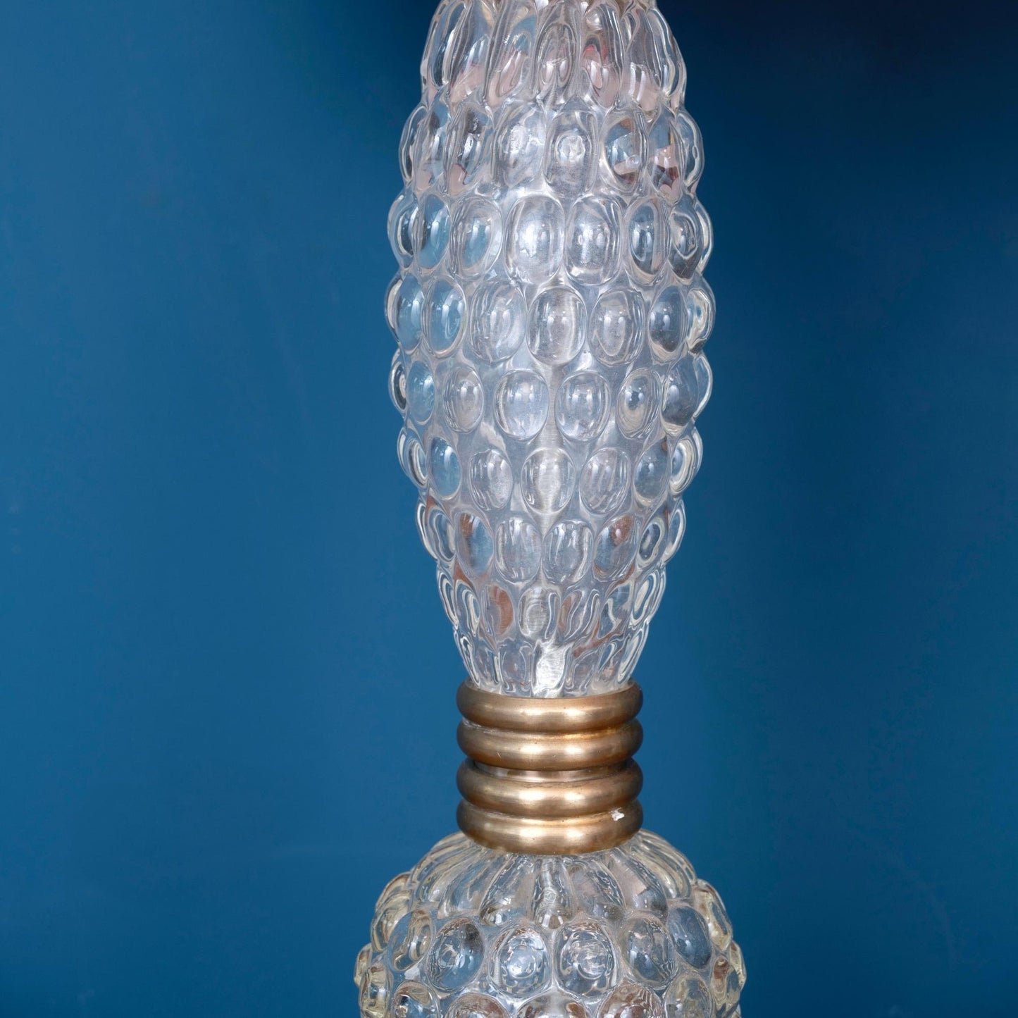 Dettaglio stelo Coppia di lampade da tavolo in stile Barovier in vetro e ottone con paralume rosso, prodotte nel '900.