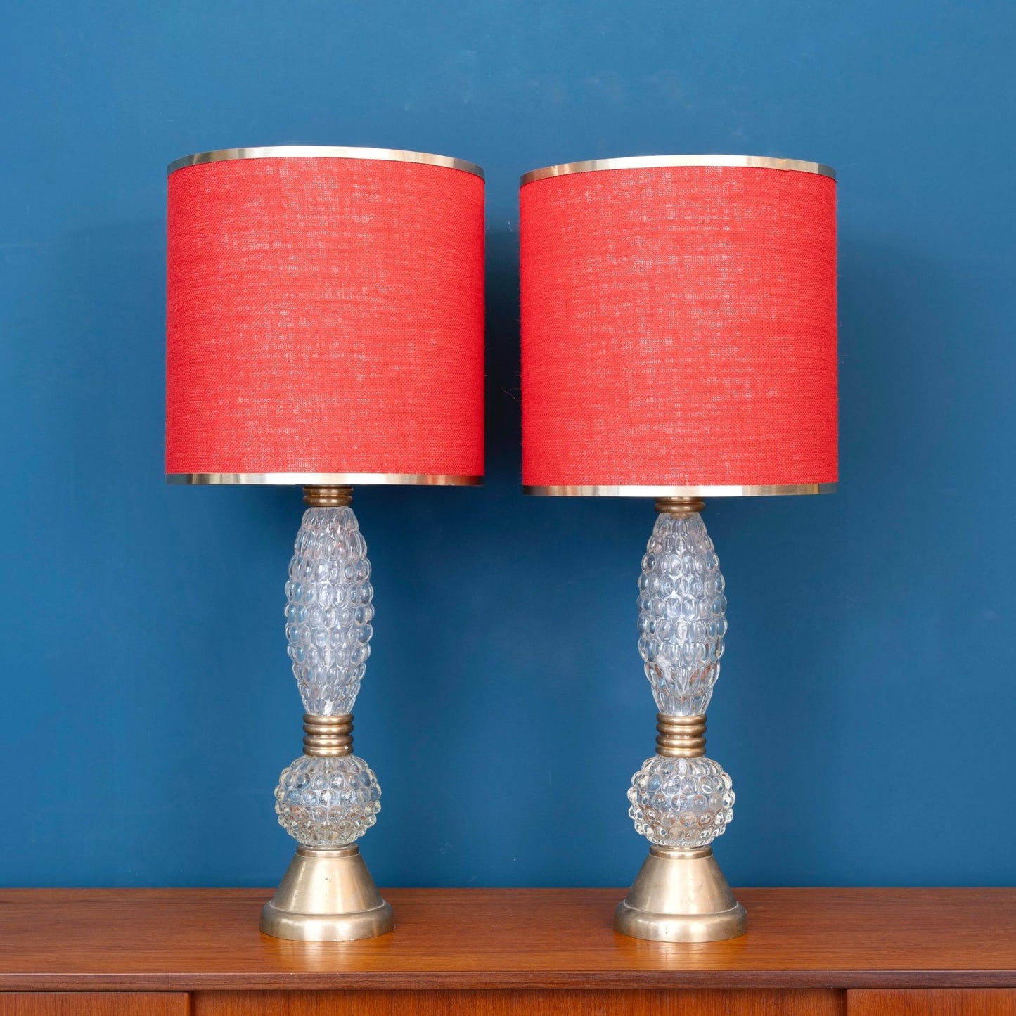 Coppia di lampade da tavolo in stile Barovier in vetro e ottone con paralume rosso, prodotte nel '900.