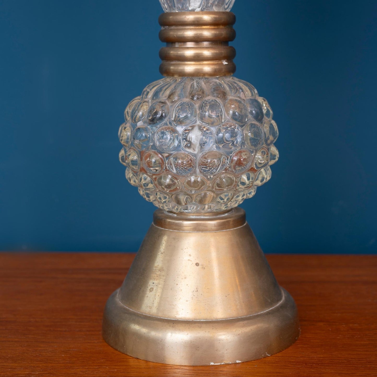 Dettaglio base Coppia di lampade da tavolo in stile Barovier in vetro e ottone con paralume rosso, prodotte nel '900.