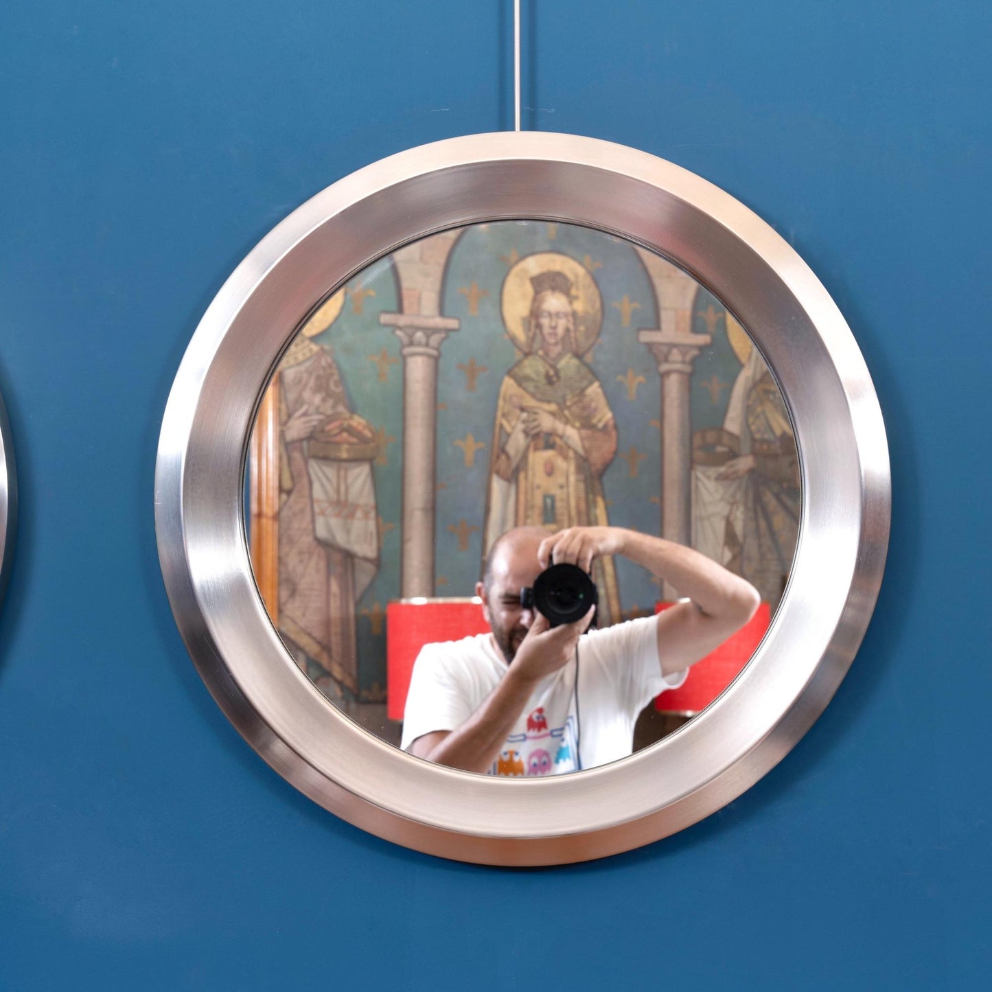 Coppia di specchi a parete rotondi firmati Formanova in acciaio con asta in acciaio inox, risalenti agli anni'70.