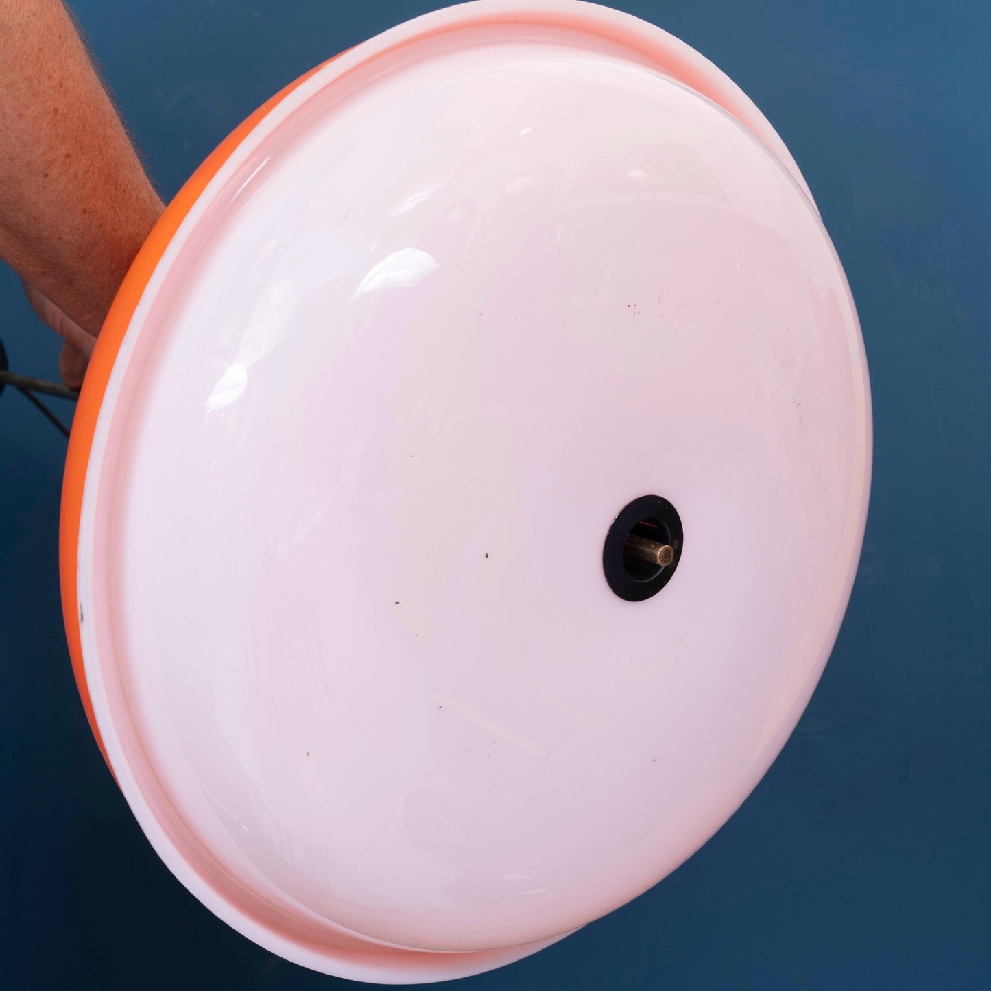 Lampada a sospensione in plexiglass arancione e bianca con inserto in ottone, risalente agli anni ’60.