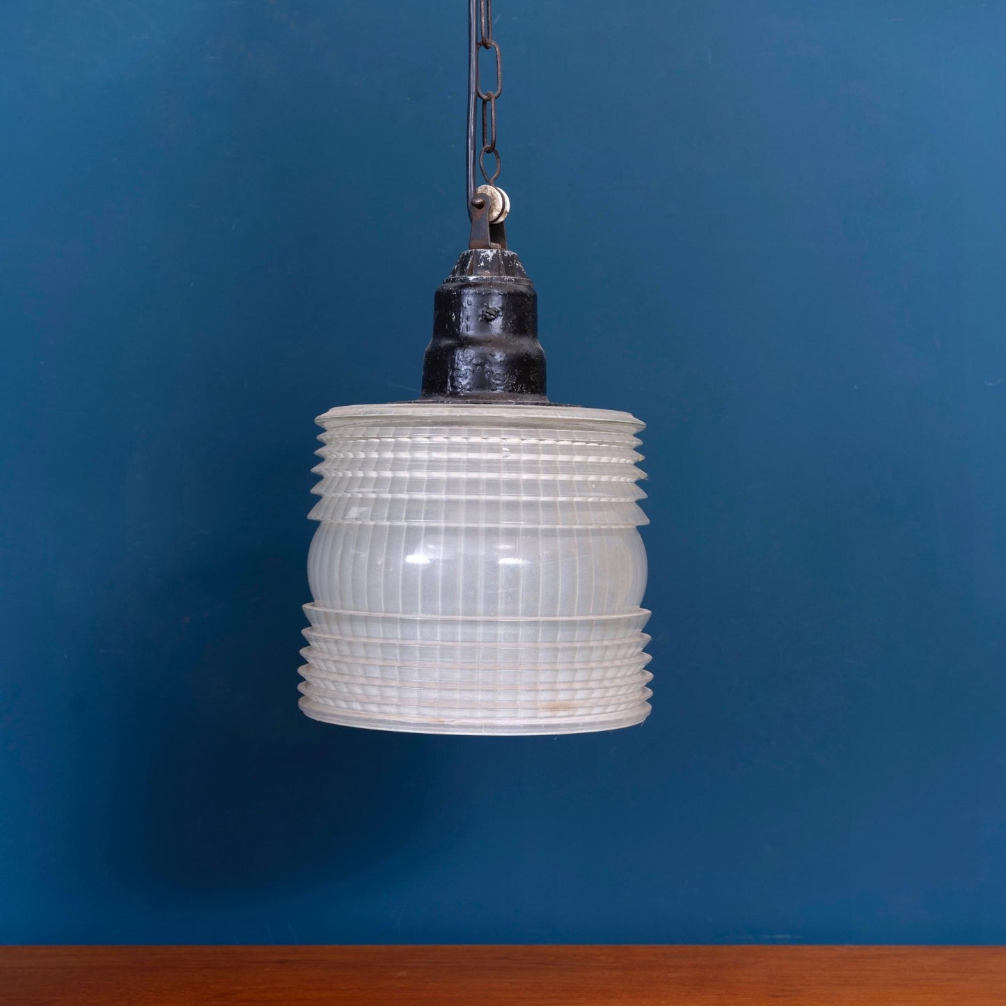 Lampada a sospensione cilindrica in opalina in stile Holophane, risalente agli anni '20-'30 del novecento e prodotta in Francia.
