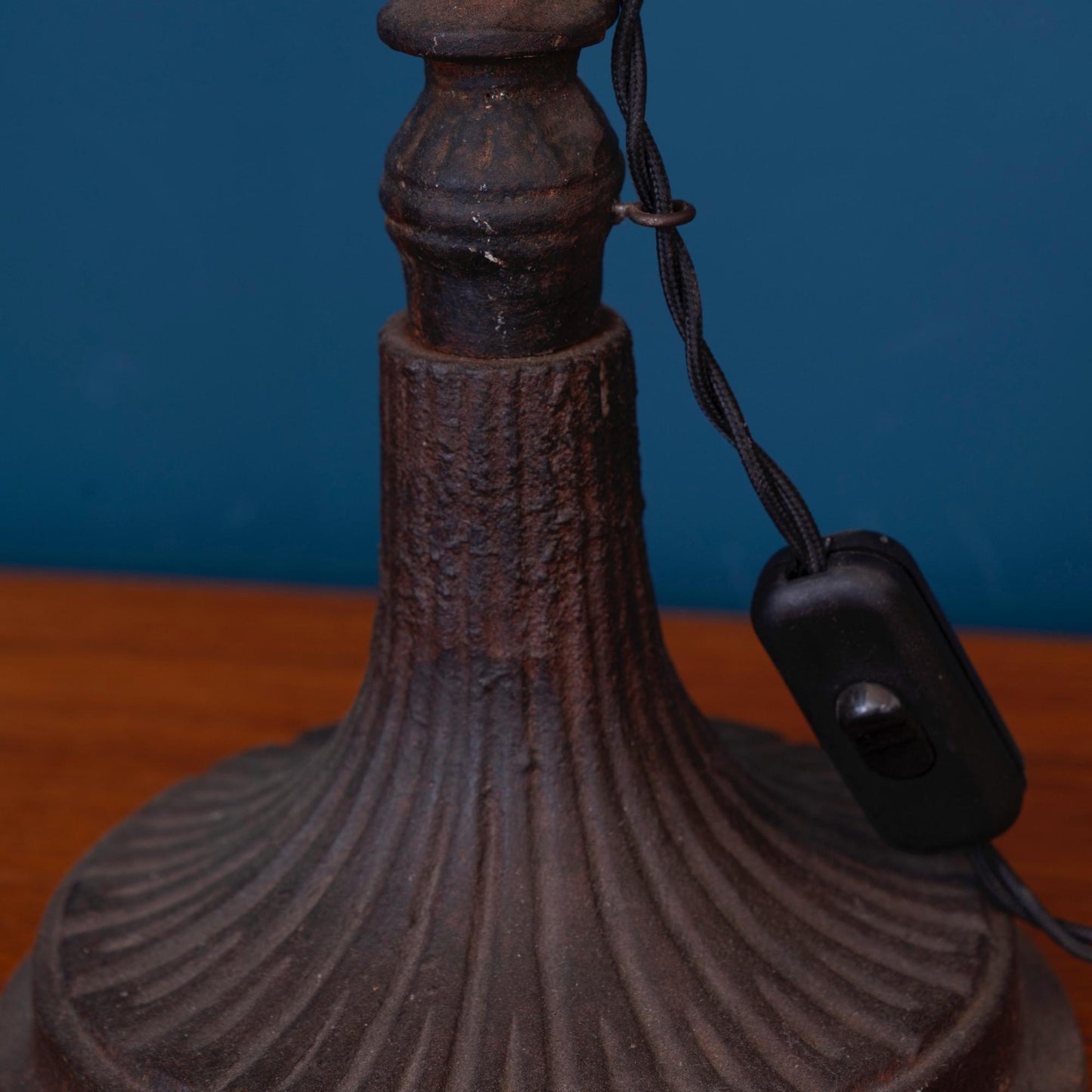Dettaglio base Lampada da tavolo francese in ghisa con paralume conico bordeaux, risalente alla fine dell’800.