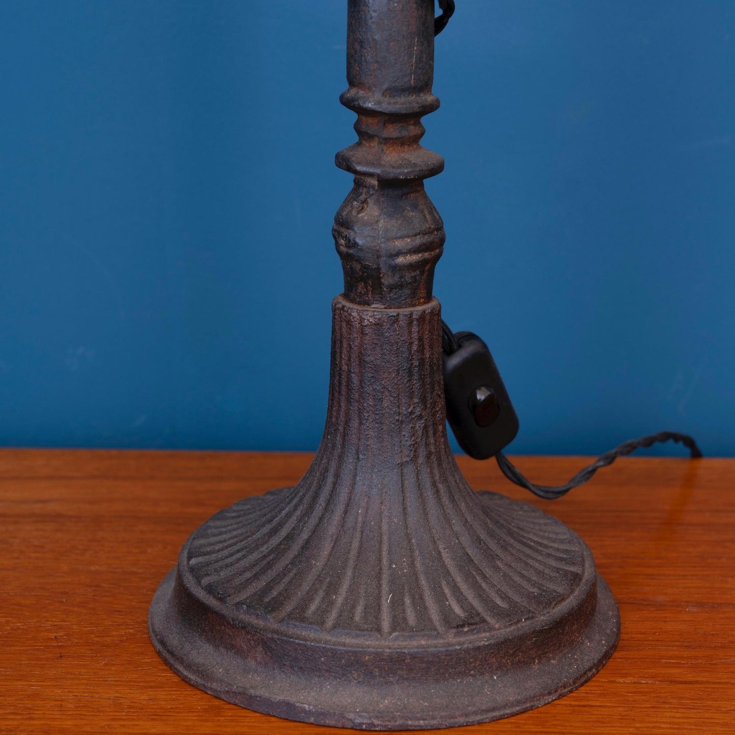 Dettaglio base Lampada da tavolo francese in ghisa con paralume conico bordeaux, risalente alla fine dell’800.