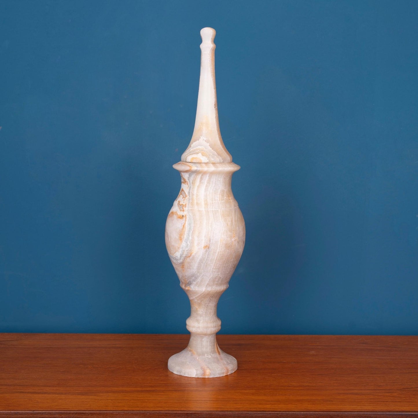 Vaso contenitore in alabastro con coperchio in stile neoclassico, prodotto nel '900.