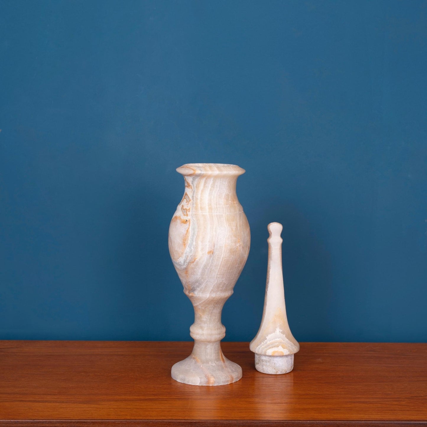 Vaso contenitore in alabastro con coperchio in stile neoclassico, prodotto nel '900.
